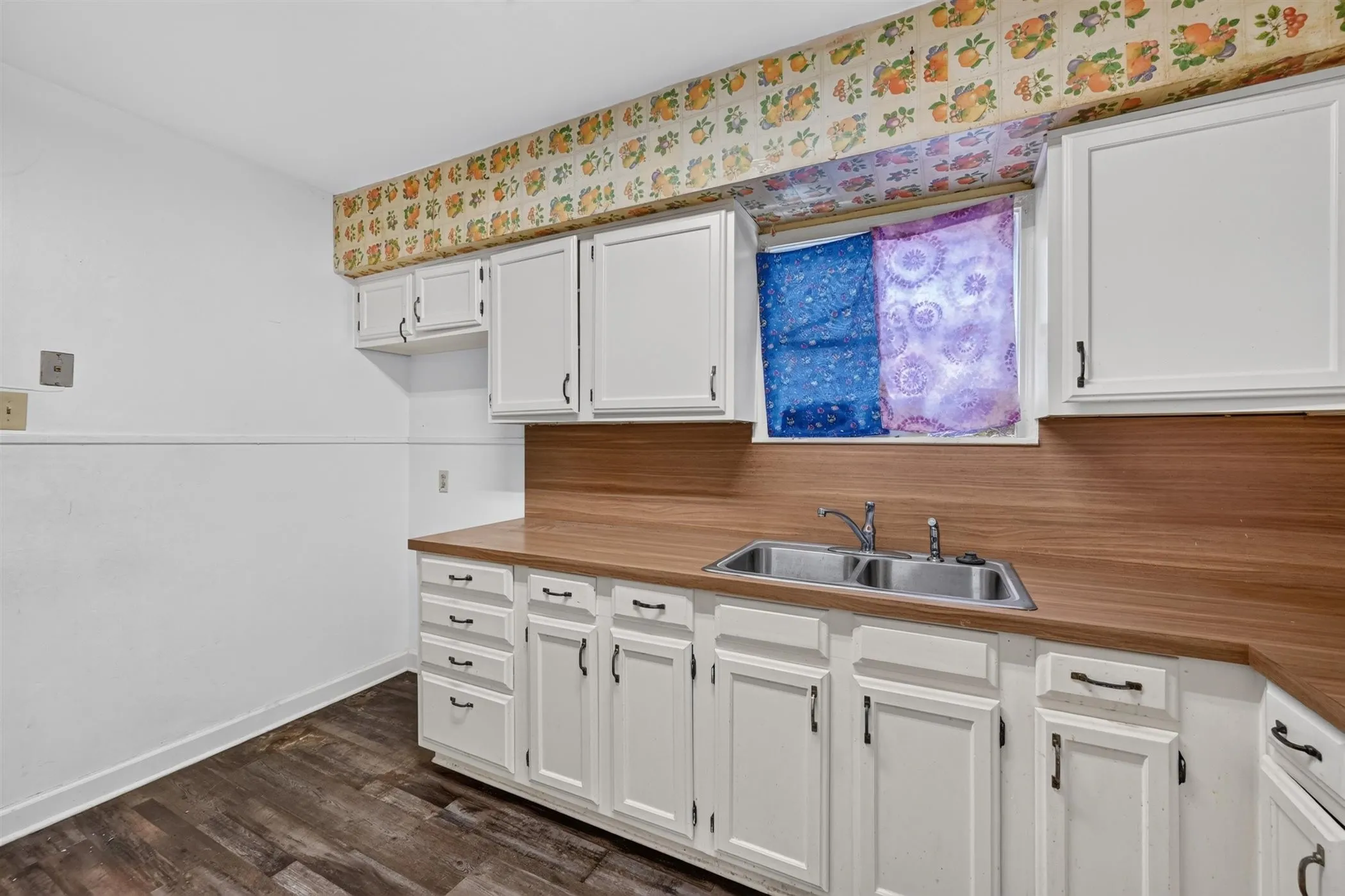 Single Family Residence For Sale in Dallas County , 1623 S Marsalis Avenue, Dallas, Texas 75216, 3 Bedroom, 1 Bathroom, Garage spaces, 1,234 Sqft, built in 1920, mls#21348720, Real Estate Agent in Dallas, Homes For Sale in Dallas county, Homes For Sale in Dallas, Realtor in Dallas Texas, Real Estate Brokerage Independent Realty Texas, Luminita Cordes Realtor
