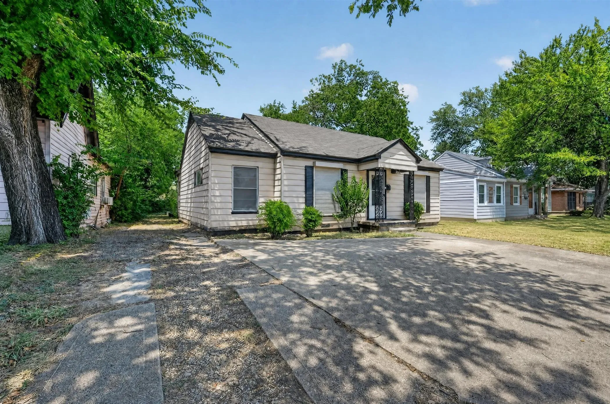 Single Family Residence For Sale in Dallas County , 1623 S Marsalis Avenue, Dallas, Texas 75216, 3 Bedroom, 1 Bathroom, Garage spaces, 1,234 Sqft, built in 1920, mls#21348720, Real Estate Agent in Dallas, Homes For Sale in Dallas county, Homes For Sale in Dallas, Realtor in Dallas Texas, Real Estate Brokerage Independent Realty Texas, Luminita Cordes Realtor