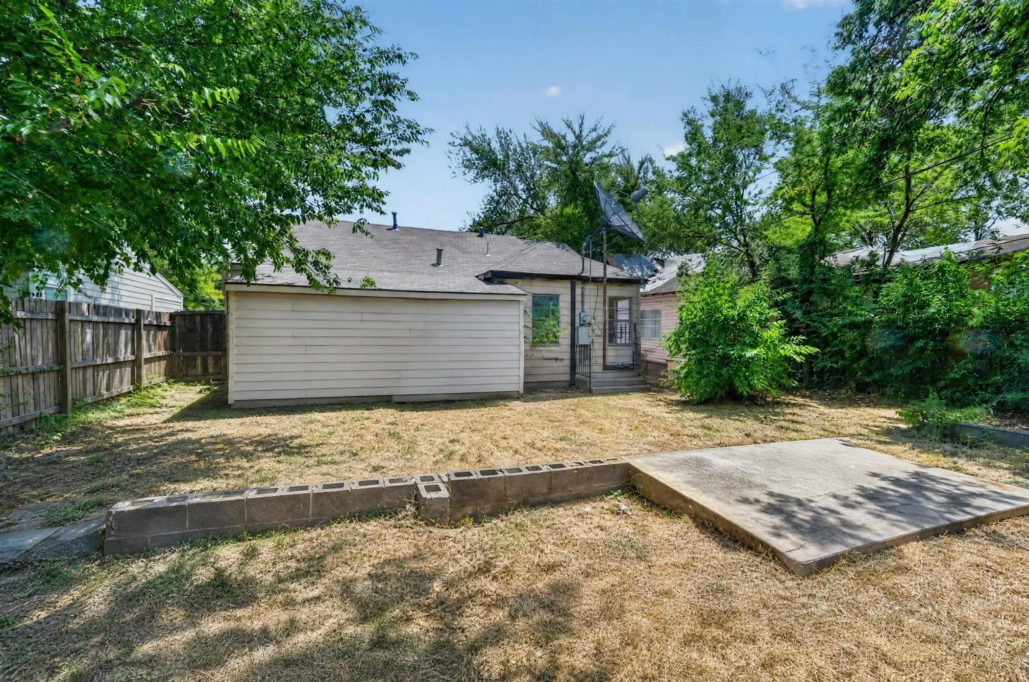 Single Family Residence For Sale in Dallas County , 1623 S Marsalis Avenue, Dallas, Texas 75216, 3 Bedroom, 1 Bathroom, Garage spaces, 1,234 Sqft, built in 1920, mls#21348720, Real Estate Agent in Dallas, Homes For Sale in Dallas county, Homes For Sale in Dallas, Realtor in Dallas Texas, Real Estate Brokerage Independent Realty Texas, Luminita Cordes Realtor