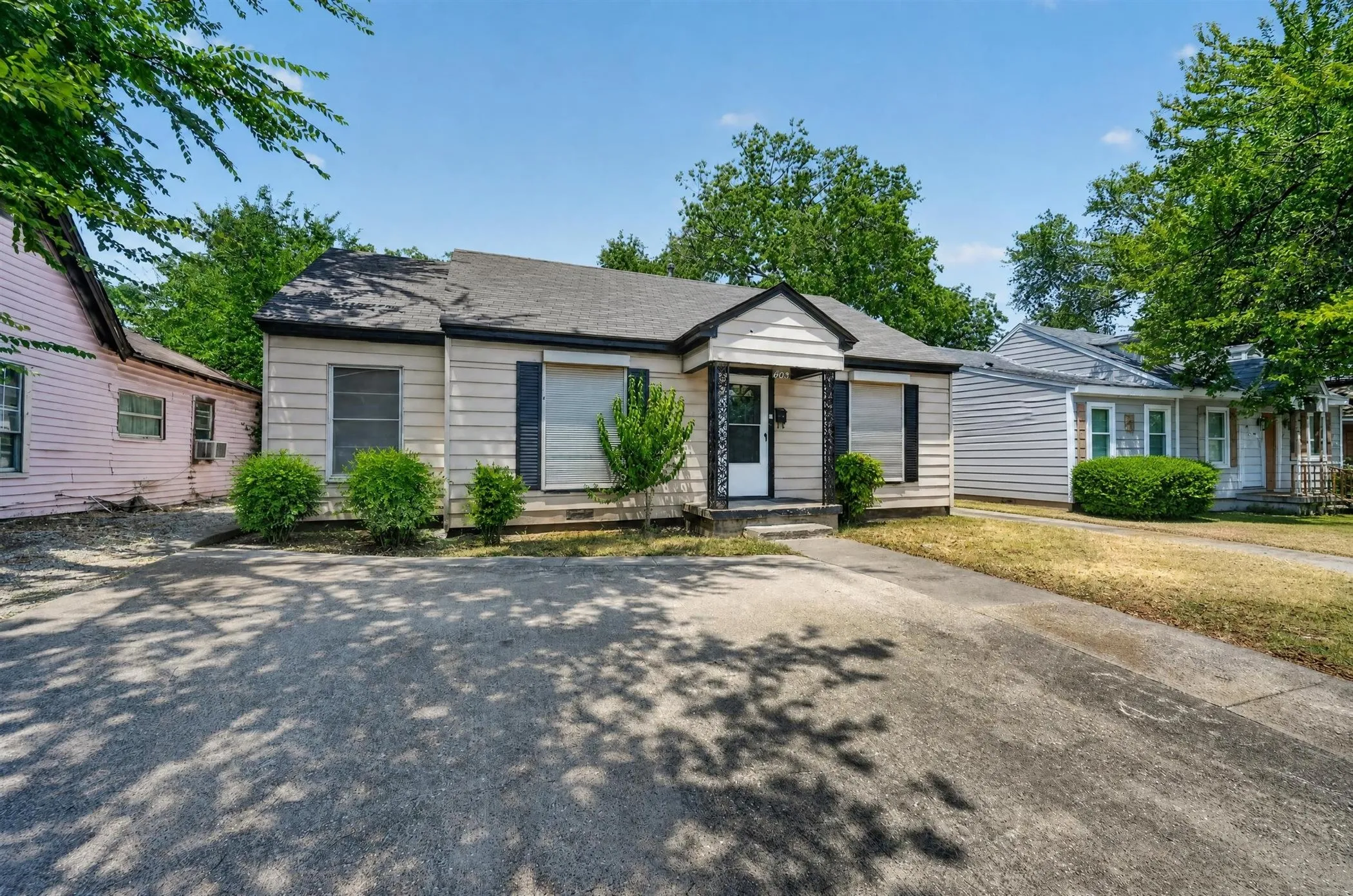 Single Family Residence For Sale in Dallas County , 1623 S Marsalis Avenue, Dallas, Texas 75216, 3 Bedroom, 1 Bathroom, Garage spaces, 1,234 Sqft, built in 1920, mls#21348720, Real Estate Agent in Dallas, Homes For Sale in Dallas county, Homes For Sale in Dallas, Realtor in Dallas Texas, Real Estate Brokerage Independent Realty Texas, Luminita Cordes Realtor