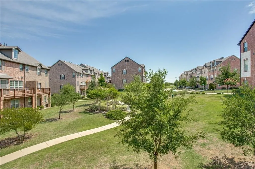 View of home's community featuring a residential view and a yard