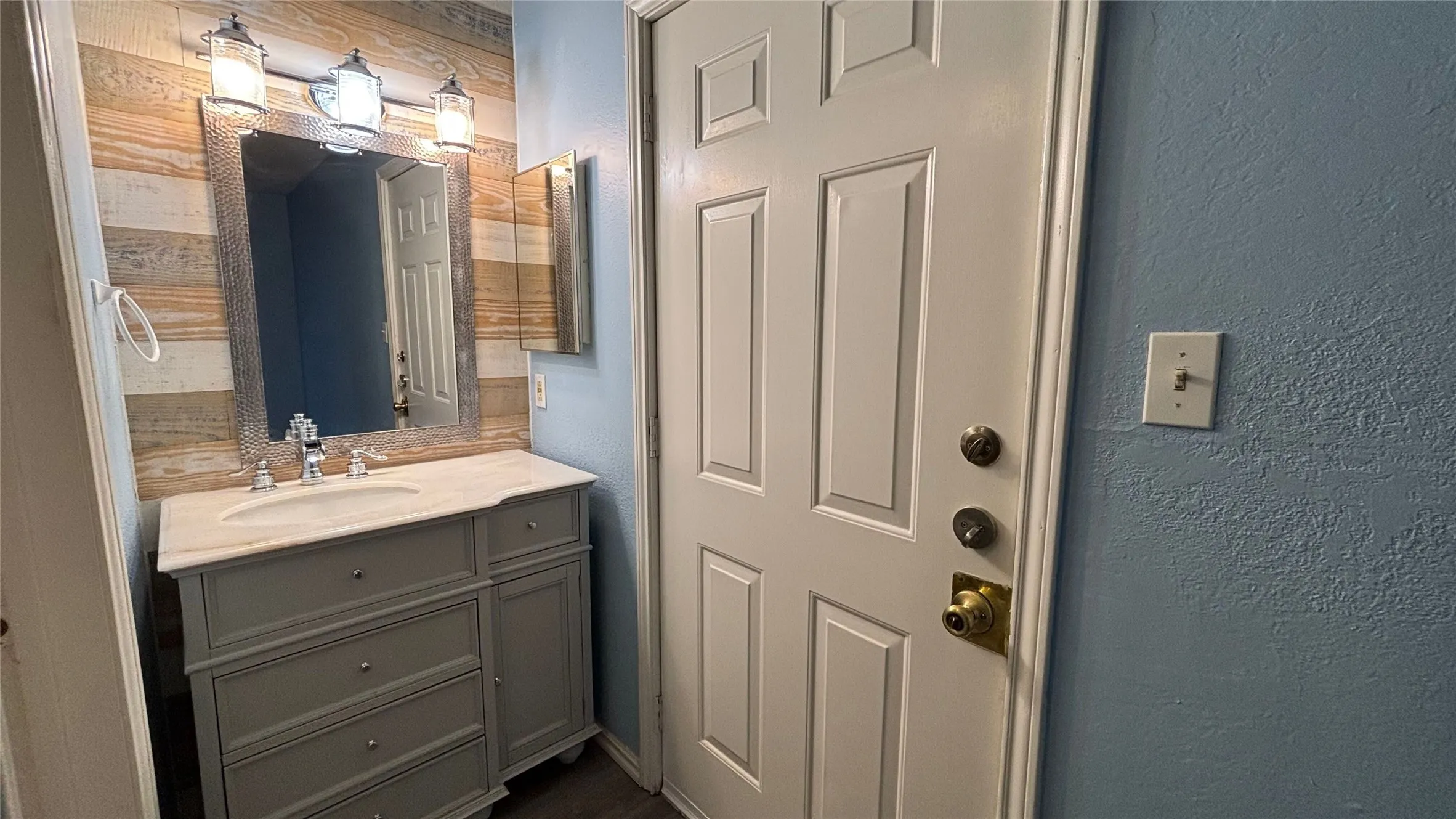 Condominium For Rent in Tarrant County , 2301 Basil Drive F211, Arlington, Texas 76006, 2 Bedroom, 2 Bathroom, Garage spaces, 894 Sqft, built in 1981, mls#21350595, Real Estate Agent in Arlington, Homes For Rent in Tarrant county, Homes For Rent in Arlington, Realtor in Arlington Texas, Real Estate Brokerage Independent Realty Texas, Luminita Cordes Realtor