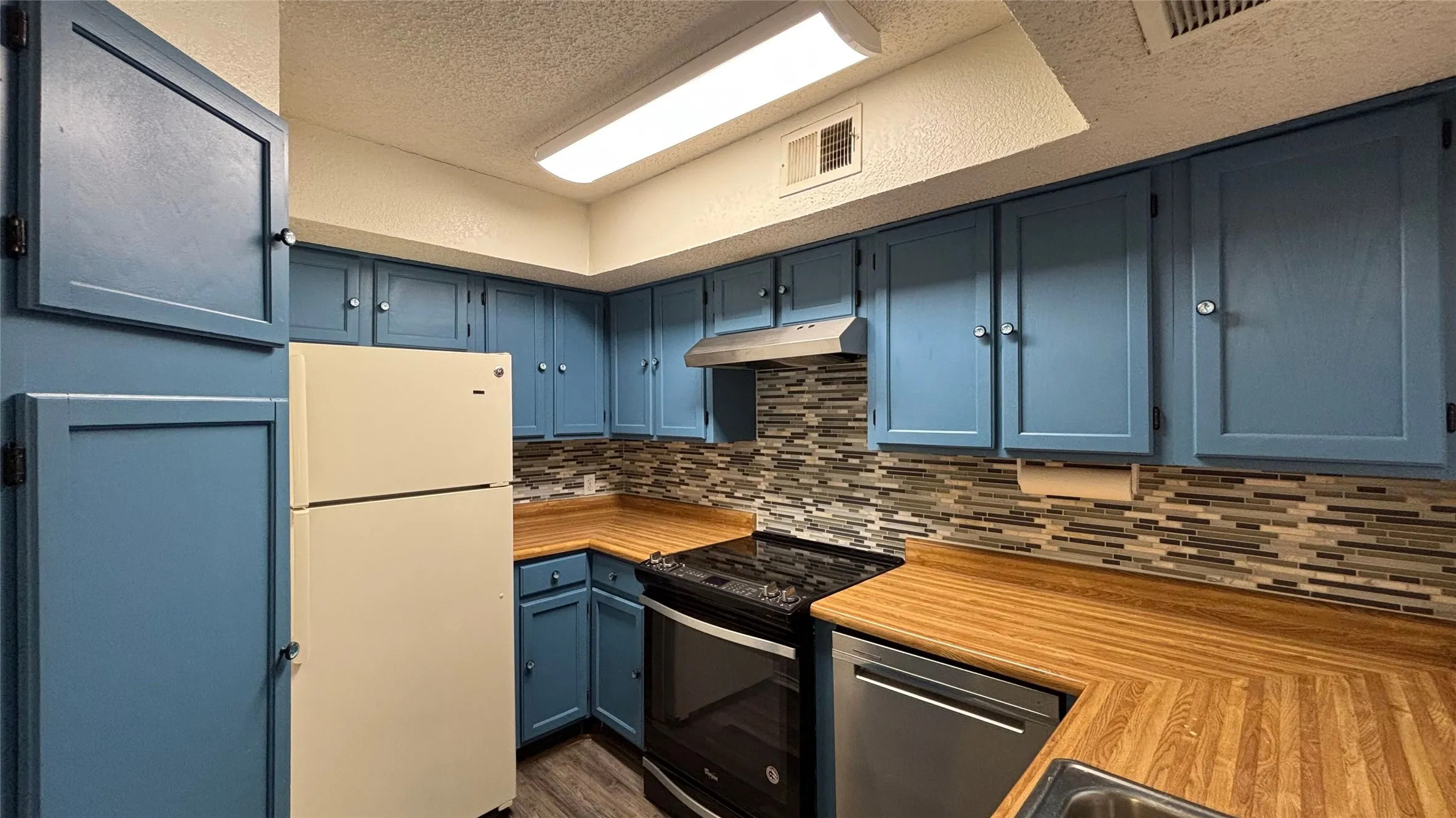 Condominium For Rent in Tarrant County , 2301 Basil Drive F211, Arlington, Texas 76006, 2 Bedroom, 2 Bathroom, Garage spaces, 894 Sqft, built in 1981, mls#21350595, Real Estate Agent in Arlington, Homes For Rent in Tarrant county, Homes For Rent in Arlington, Realtor in Arlington Texas, Real Estate Brokerage Independent Realty Texas, Luminita Cordes Realtor