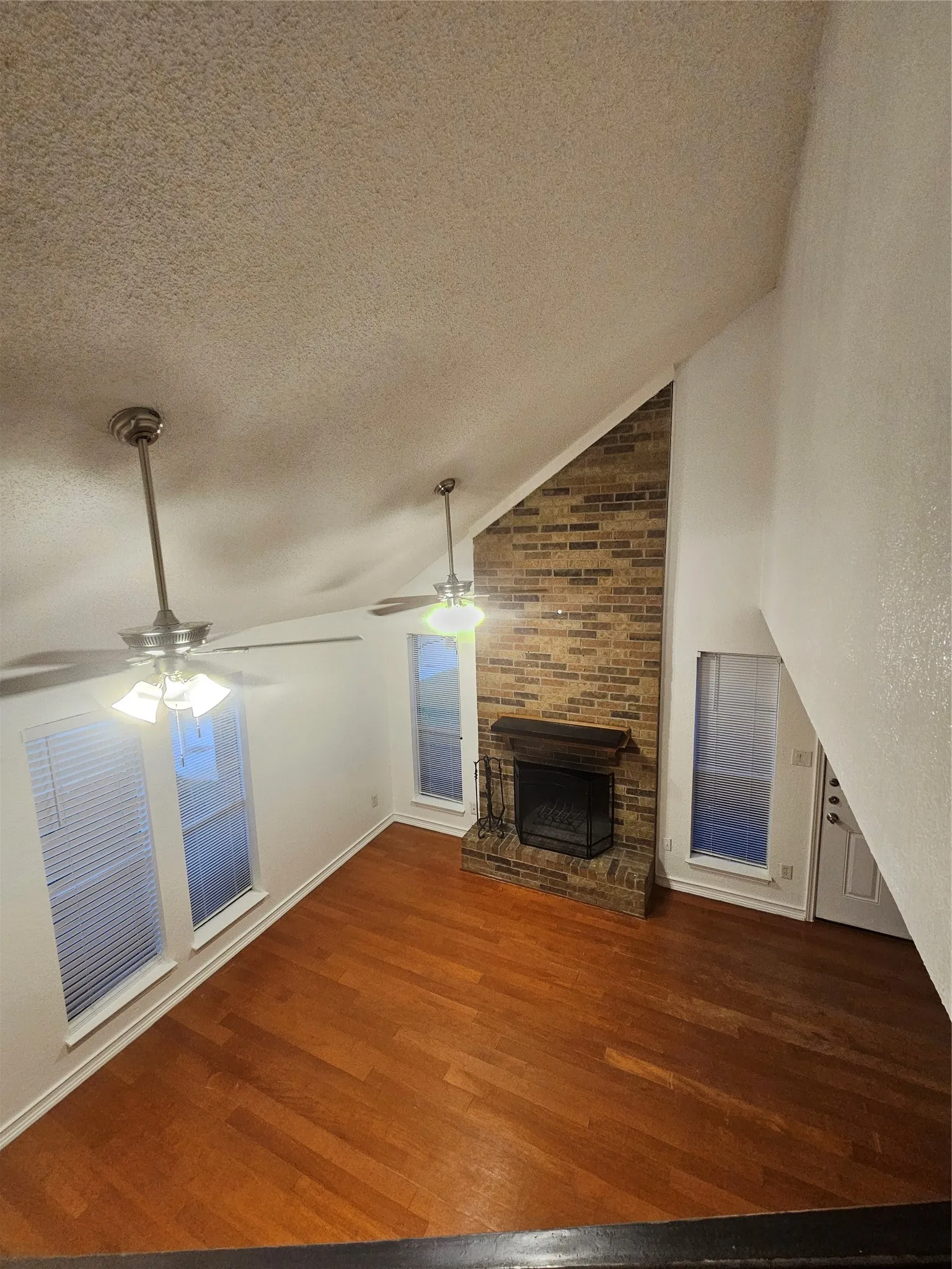 Duplex For Rent in Dallas County , 2066 Embassy Way, Carrollton, Texas 75006, 2 Bedroom, 2 Bathroom, Garage spaces, 1,142 Sqft, built in 1981, mls#21350486, Real Estate Agent in Carrollton, Homes For Rent in Dallas county, Homes For Rent in Carrollton, Realtor in Carrollton Texas, Real Estate Brokerage Independent Realty Texas, Luminita Cordes Realtor