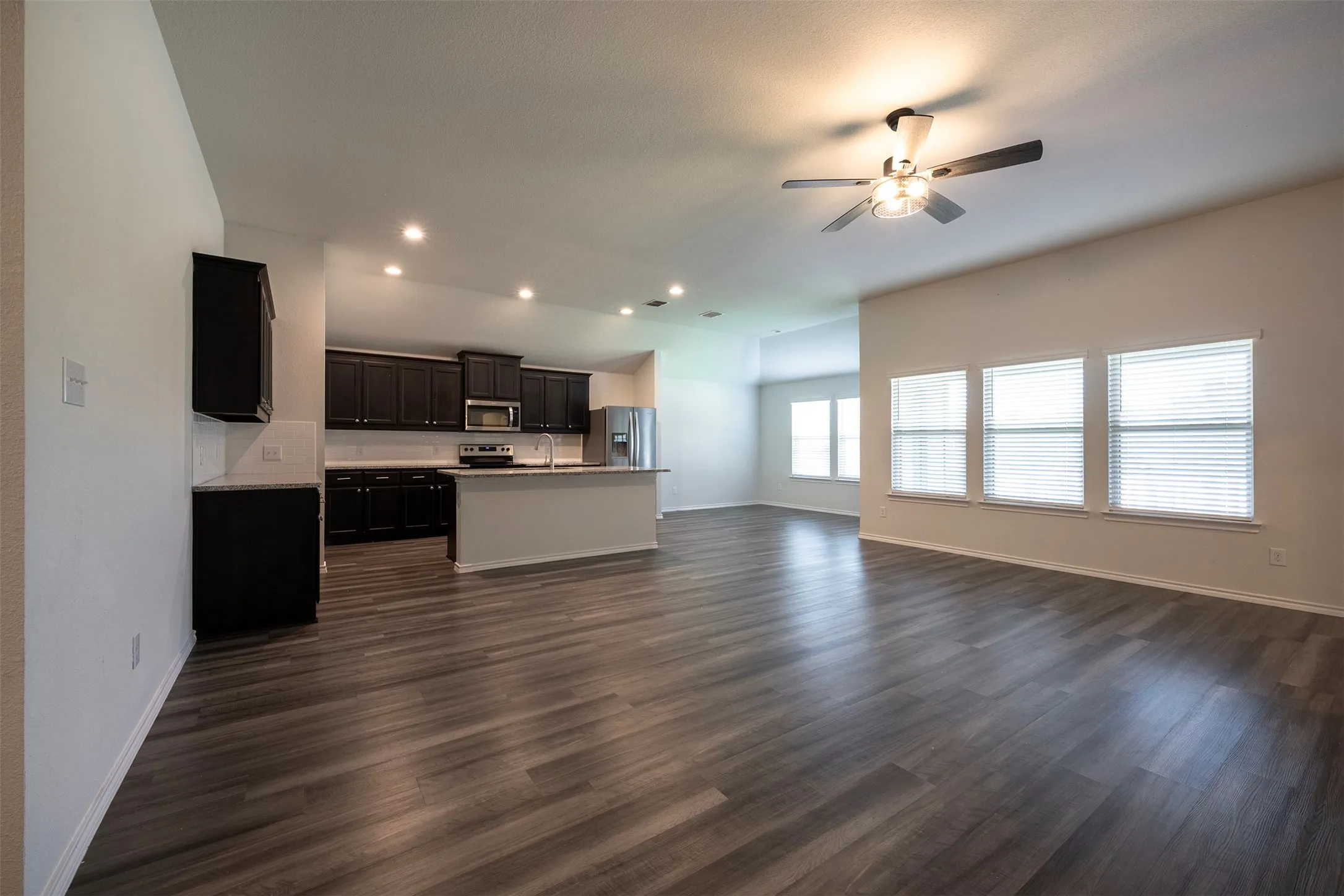 Very large Living Area - should accommodate larger furnishings