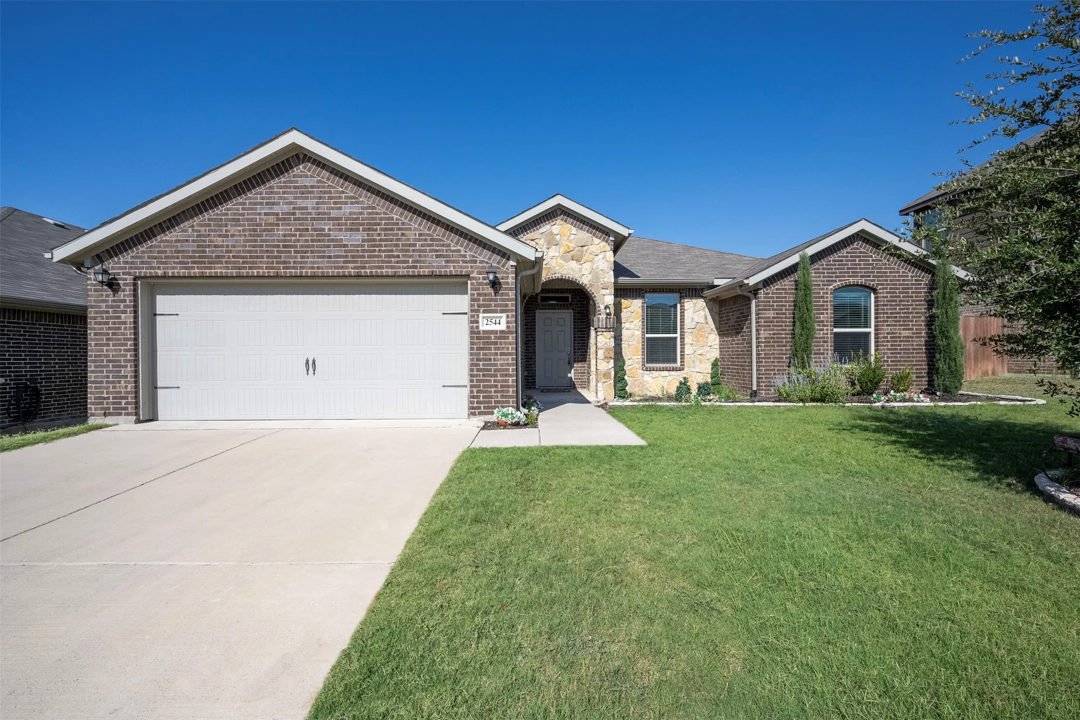 Single Family Residence For Sale in Parker County , 2544 Doe Run, Weatherford, Texas 76087, 4 Bedroom, 2 Bathroom, 2 Garage spaces, 2,008 Sqft, built in 2019, mls#21350612, Real Estate Agent in Weatherford, Homes For Sale in Parker county, Homes For Sale in Weatherford, Realtor in Weatherford Texas, Real Estate Brokerage Independent Realty Texas, Luminita Cordes Realtor
