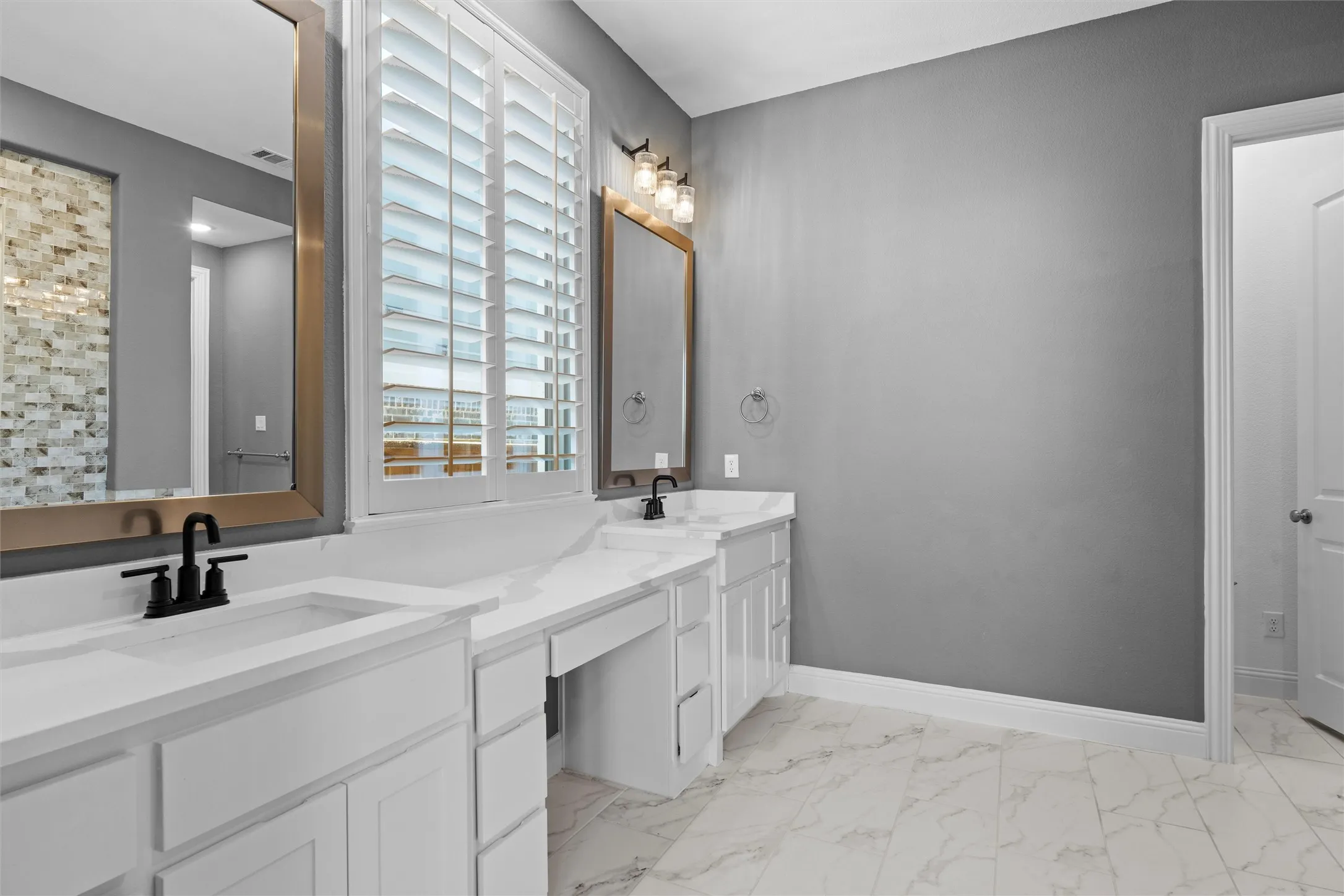 Getting ready in style! ?? This vanity setup is everything. Dual sinks and a built-in makeup vanity? Yes, please! ??? #BathroomDesign #VanityGoals #GettingReady
