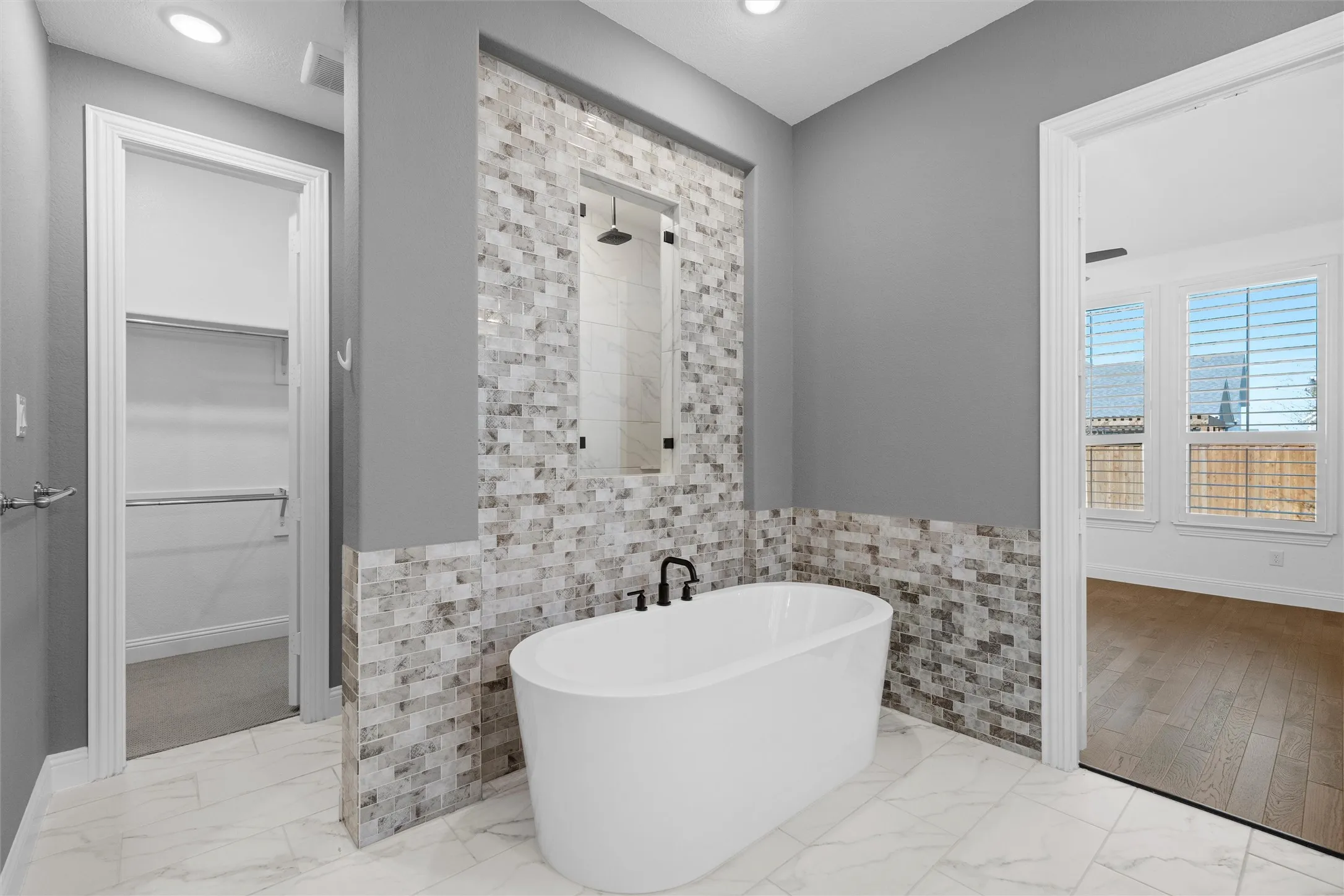 Soaking tub supremacy! ?? This primary bathroom is a literal spa. Imagine unwinding here after a long day. ???? #SpaBathroom #SoakingTub #RelaxationMode
