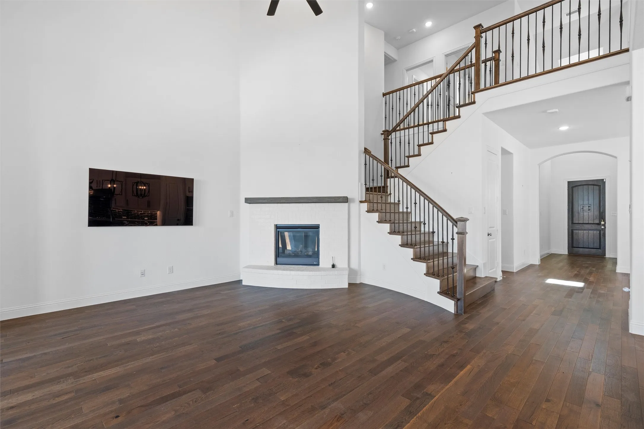 Staircase statement! ?? The wrought iron details are giving us major elegance. It really opens up the space, don't you think? ? #StaircaseDesign #ElegantHome #InteriorDetails