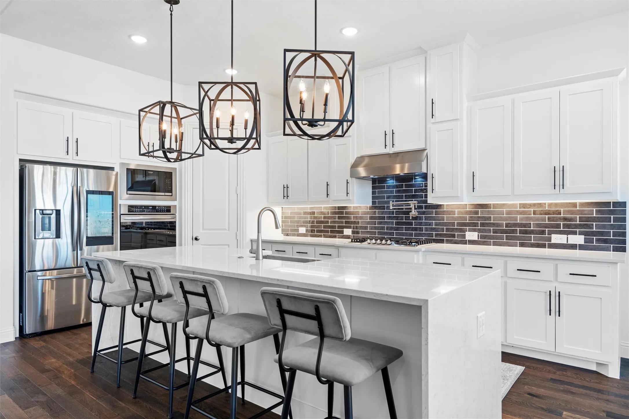 Okay, chef! ????? This kitchen is ready for action. Subway tile backsplash, stainless steel appliances, and endless counter space. Let's get cooking! ???? #ChefKitchen #SubwayTile #KitchenDesign