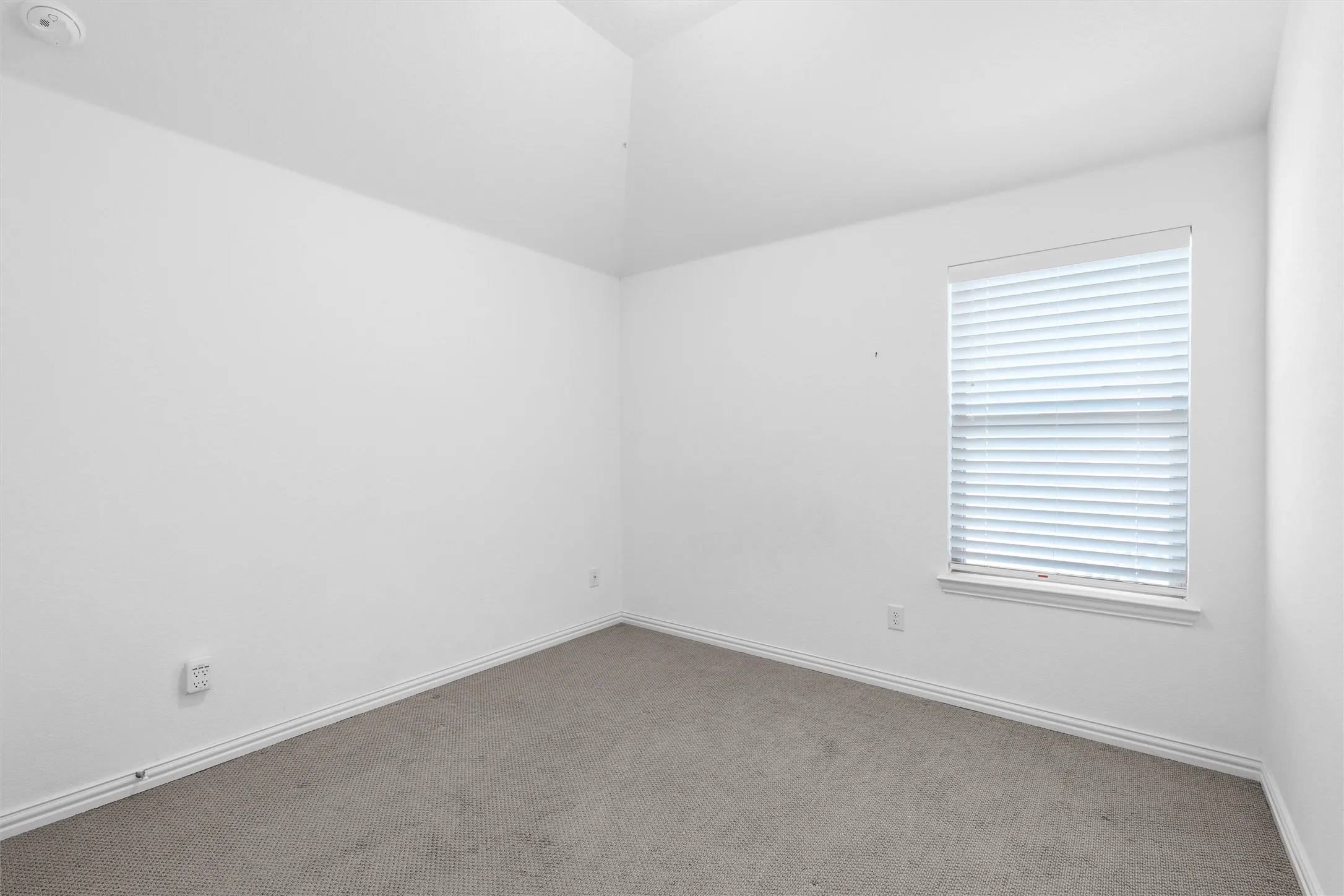 Blank canvas alert! ?? The minimalist vibes in this room are giving us major 'clean slate' energy. Ready for your personal touch! ? #BlankCanvas #MinimalistHome #NewBeginnings