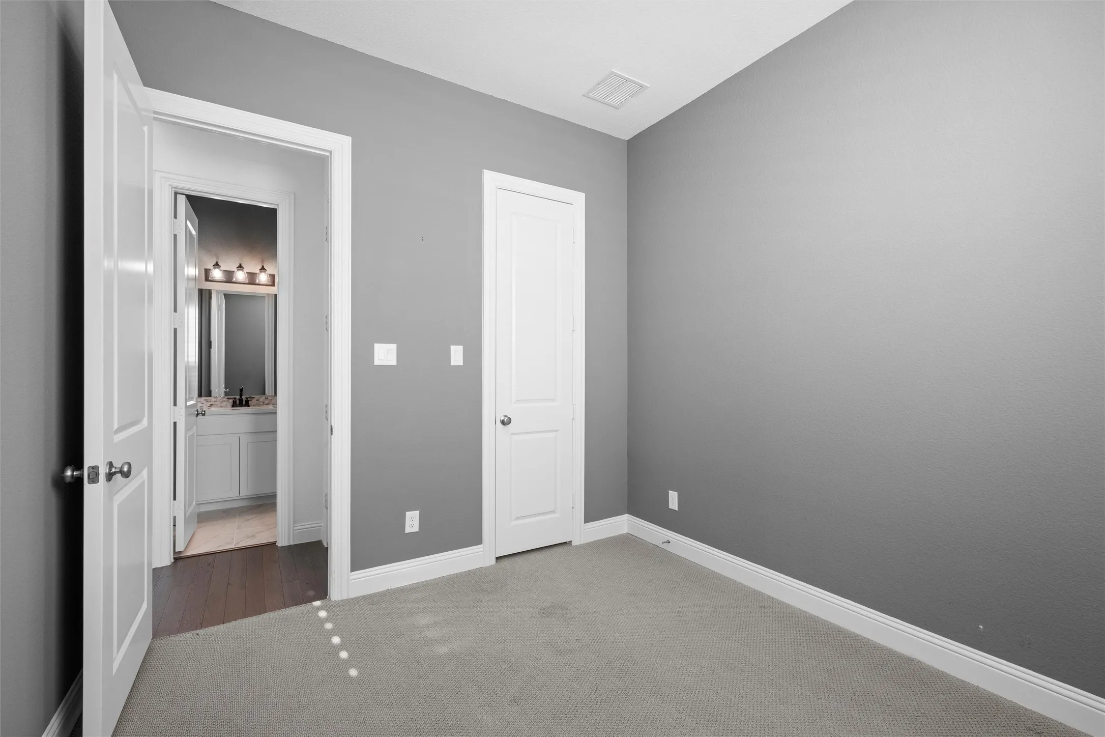 Peekaboo! ?? Spotting that bathroom access from the bedroom... convenience is key! ?? Who doesn't love an en-suite? ?? #EnsuiteLife #BedroomDesign #HomeConvenience