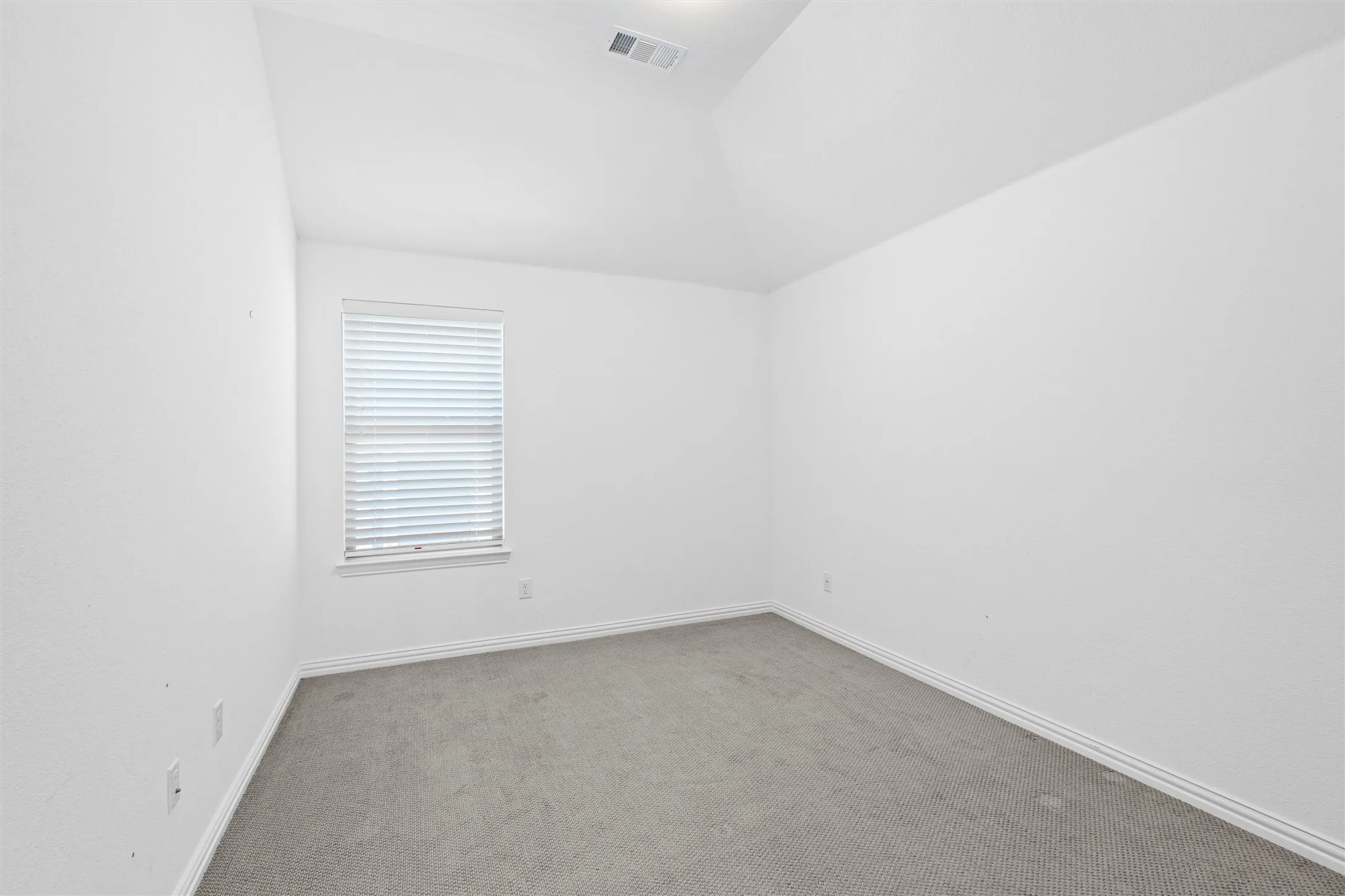 A cozy and bright corner to make your own! ?? High vaulted ceilings make this bedroom feel extra airy and open. ????? #VaultedCeilings #BrightBedroom #CozyCorner