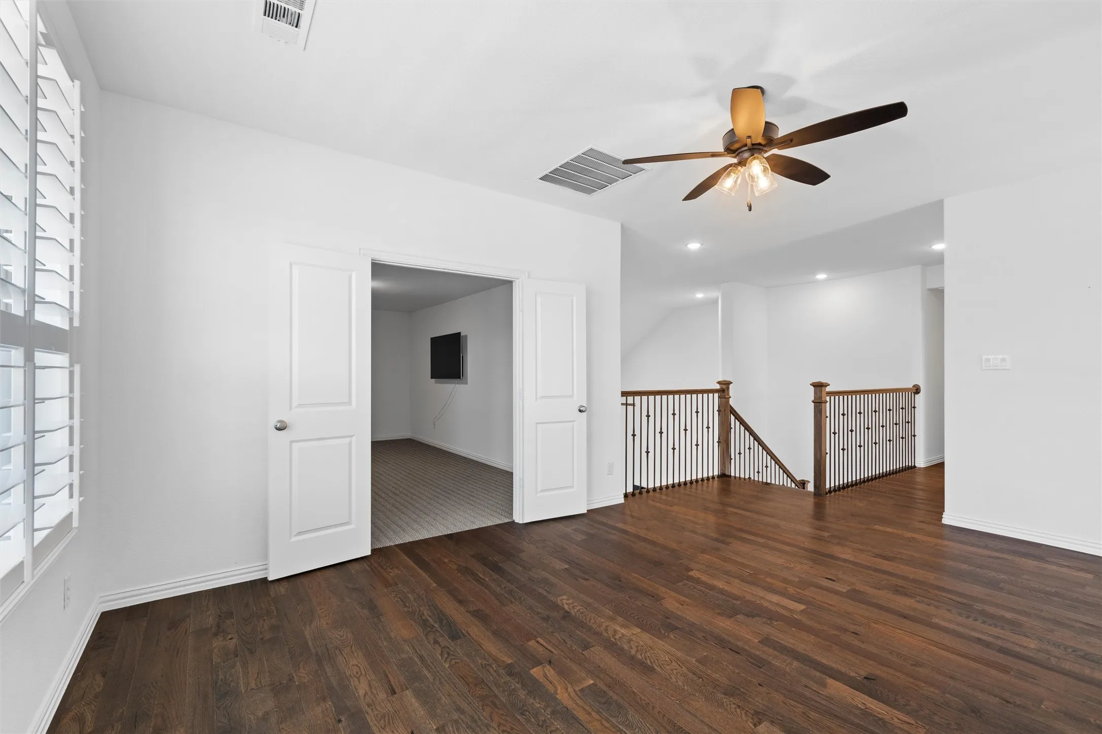 
Double doors leading to endless potential! ?? What would you turn this bonus room into? Media lounge, home gym, or game room? Let us know! ???? #BonusRoom #UpstairsLiving #FlexSpace
