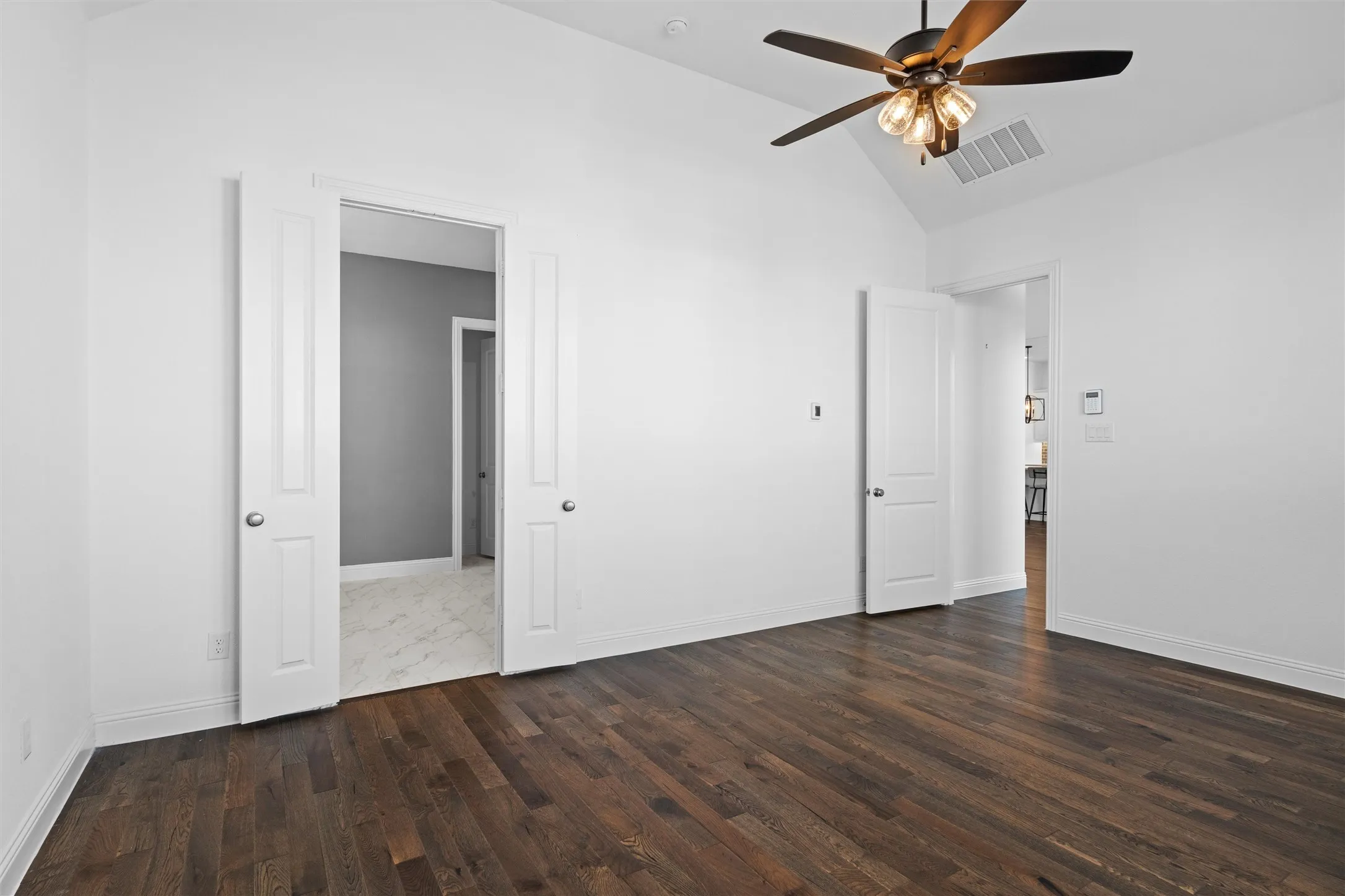 Primary suite dreams! ?? Spacious, bright, and an en-suite bathroom right there. The perfect retreat after a long day. ??? #PrimaryBedroom #SuiteLife #HomeRetreat
