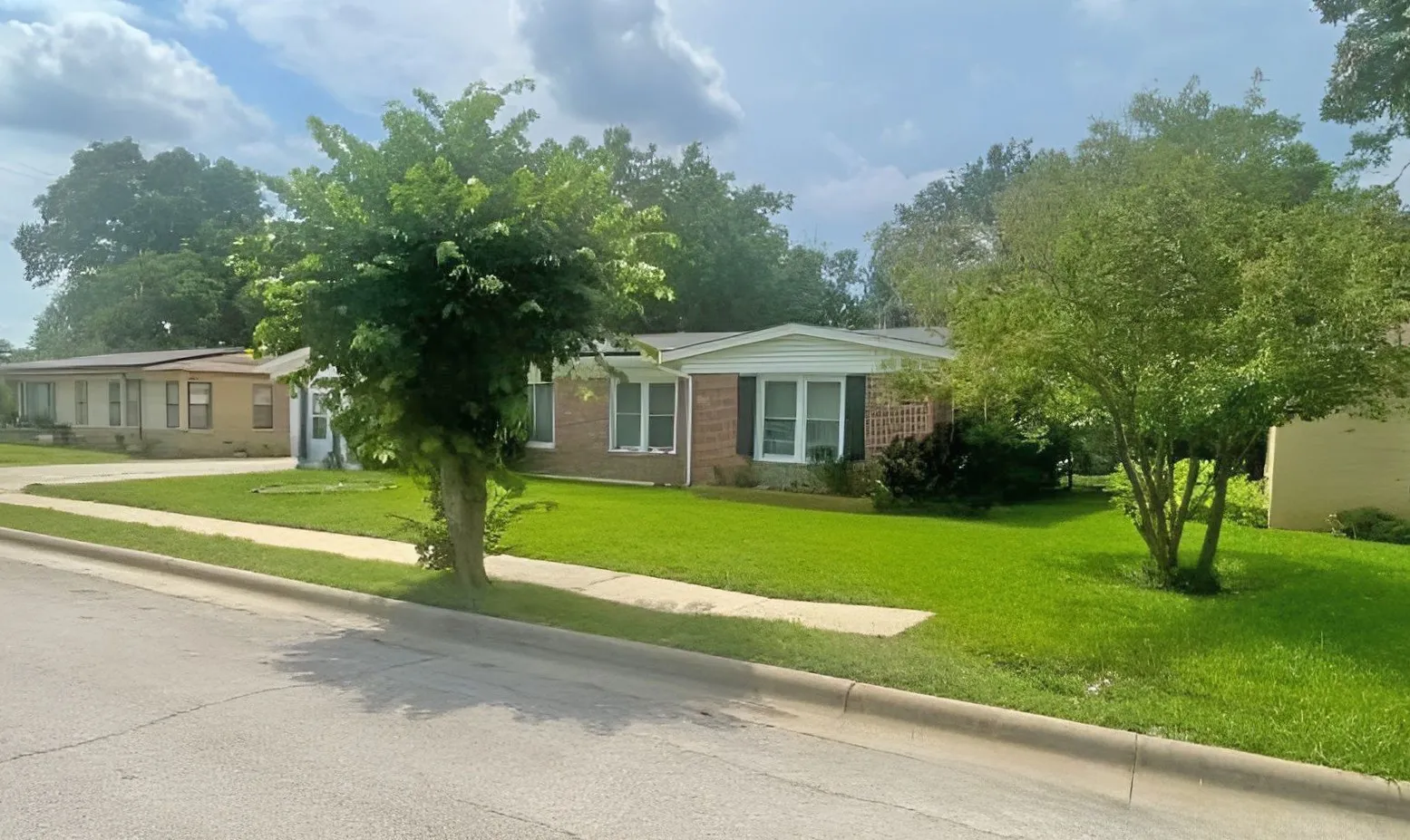 Single Family Residence For Sale in Tarrant County , 2125 Ridgeview Street, Fort Worth, Texas 76119, 3 Bedroom, 2 Bathroom, Garage spaces, 1,658 Sqft, built in 1954, mls#21350619, Real Estate Agent in Fort Worth, Homes For Sale in Tarrant county, Homes For Sale in Fort Worth, Realtor in Fort Worth Texas, Real Estate Brokerage Independent Realty Texas, Luminita Cordes Realtor