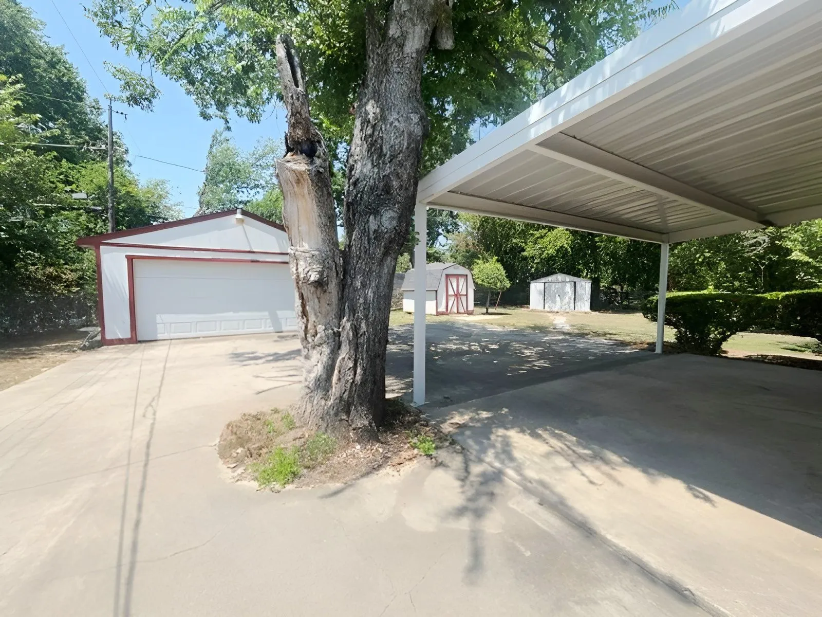 Single Family Residence For Sale in Tarrant County , 2125 Ridgeview Street, Fort Worth, Texas 76119, 3 Bedroom, 2 Bathroom, Garage spaces, 1,658 Sqft, built in 1954, mls#21350619, Real Estate Agent in Fort Worth, Homes For Sale in Tarrant county, Homes For Sale in Fort Worth, Realtor in Fort Worth Texas, Real Estate Brokerage Independent Realty Texas, Luminita Cordes Realtor