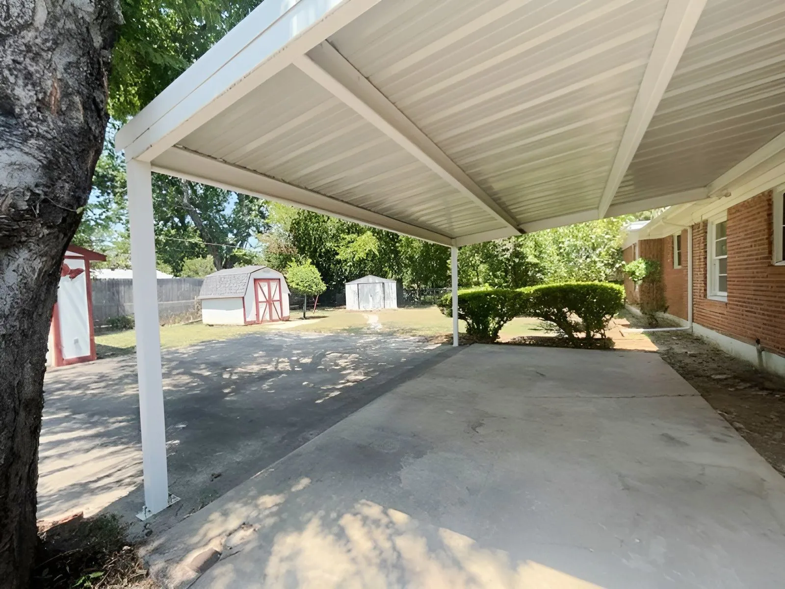 Single Family Residence For Sale in Tarrant County , 2125 Ridgeview Street, Fort Worth, Texas 76119, 3 Bedroom, 2 Bathroom, Garage spaces, 1,658 Sqft, built in 1954, mls#21350619, Real Estate Agent in Fort Worth, Homes For Sale in Tarrant county, Homes For Sale in Fort Worth, Realtor in Fort Worth Texas, Real Estate Brokerage Independent Realty Texas, Luminita Cordes Realtor