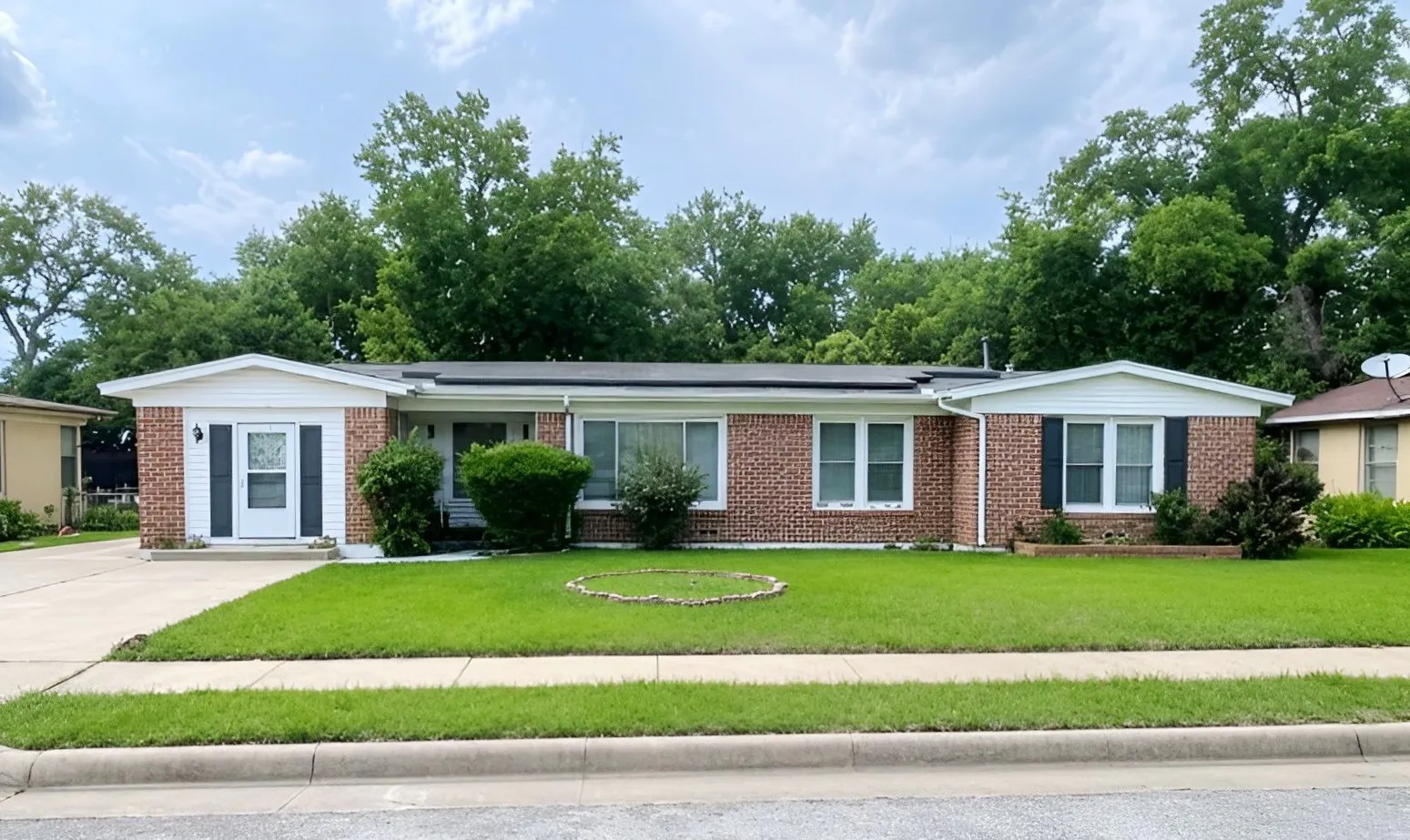 Single Family Residence For Sale in Tarrant County , 2125 Ridgeview Street, Fort Worth, Texas 76119, 3 Bedroom, 2 Bathroom, Garage spaces, 1,658 Sqft, built in 1954, mls#21350619, Real Estate Agent in Fort Worth, Homes For Sale in Tarrant county, Homes For Sale in Fort Worth, Realtor in Fort Worth Texas, Real Estate Brokerage Independent Realty Texas, Luminita Cordes Realtor