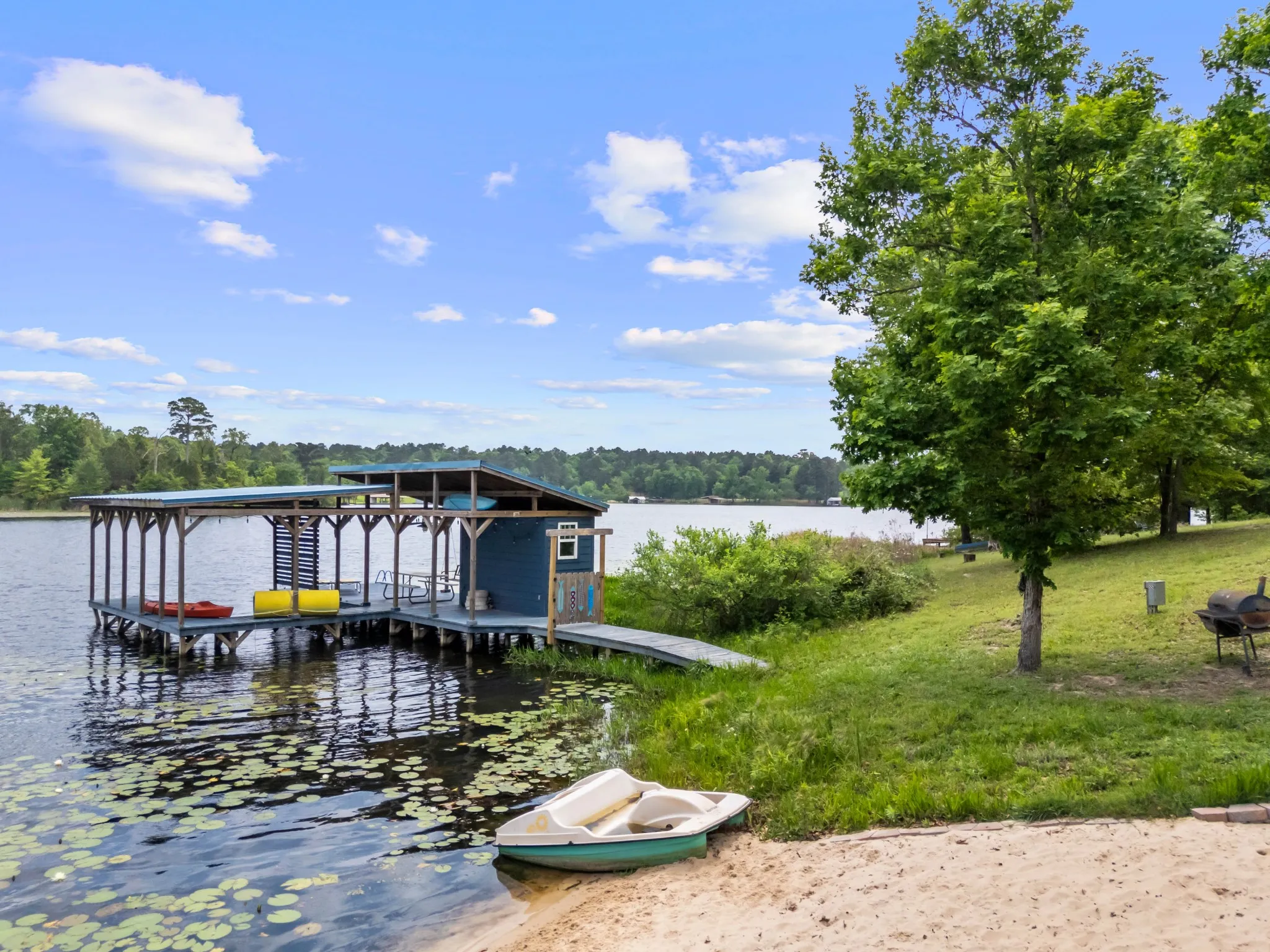 Single Family Residence For Sale in Wood County , 210 County Road 3495, Hawkins, Texas 75765, 4 Bedroom, 2 Bathroom, 2 Garage spaces, 1,960 Sqft, built in 1972, mls#21350601, Real Estate Agent in Hawkins, Homes For Sale in Wood county, Homes For Sale in Hawkins, Realtor in Hawkins Texas, Real Estate Brokerage Independent Realty Texas, Luminita Cordes Realtor
