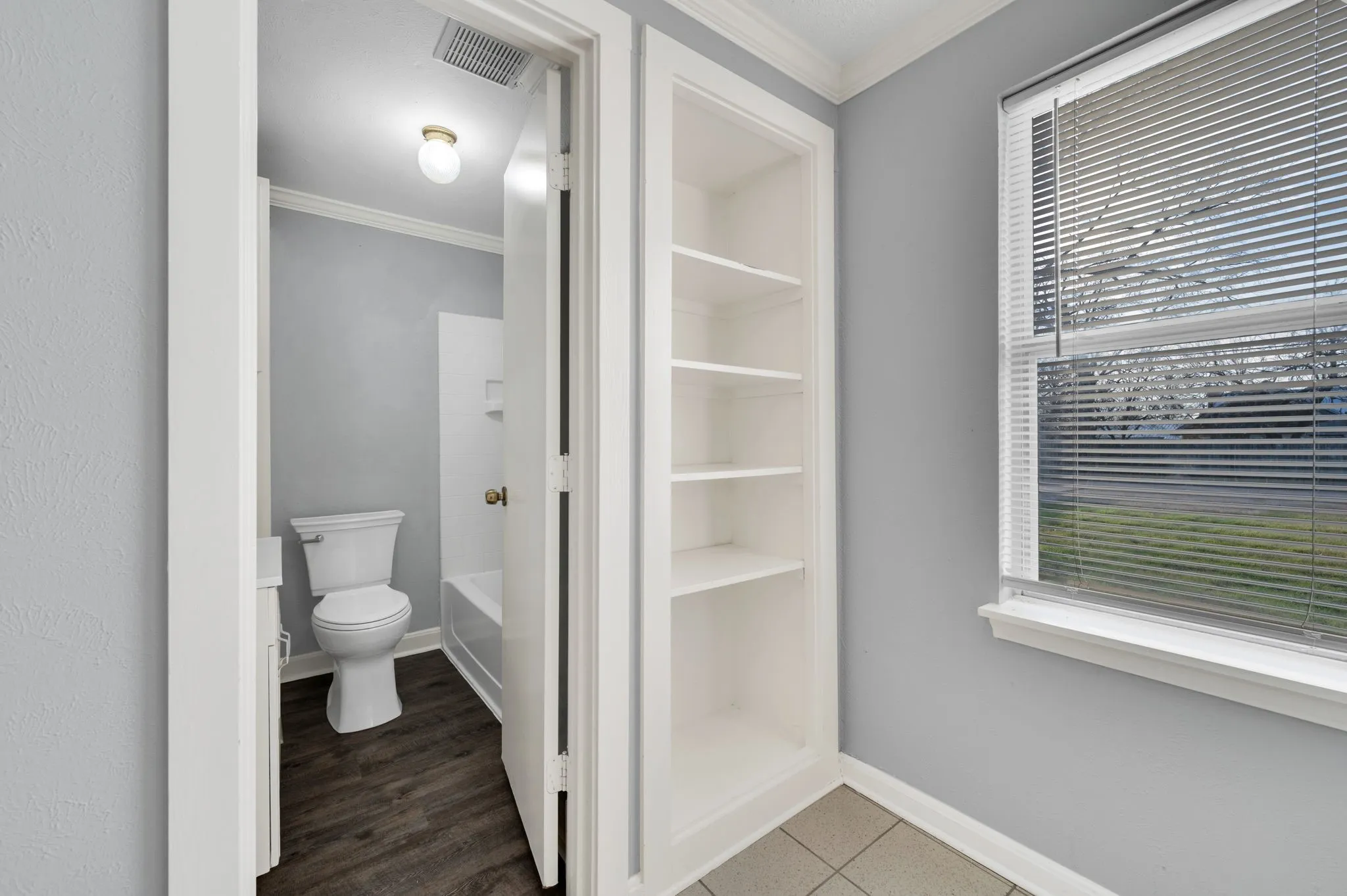 Duplex For Rent in Ellis County , 412 E Avenue F, Midlothian, Texas 76065, 1 Bedroom, 1 Bathroom, Garage spaces, 660 Sqft, built in 1920, Price $1,350, mls#21350624, Real Estate Agent in Midlothian, Homes For Rent in Ellis county, Homes For Rent in Midlothian, Realtor in Midlothian Texas, Real Estate Brokerage Independent Realty Texas, Luminita Cordes Realtor