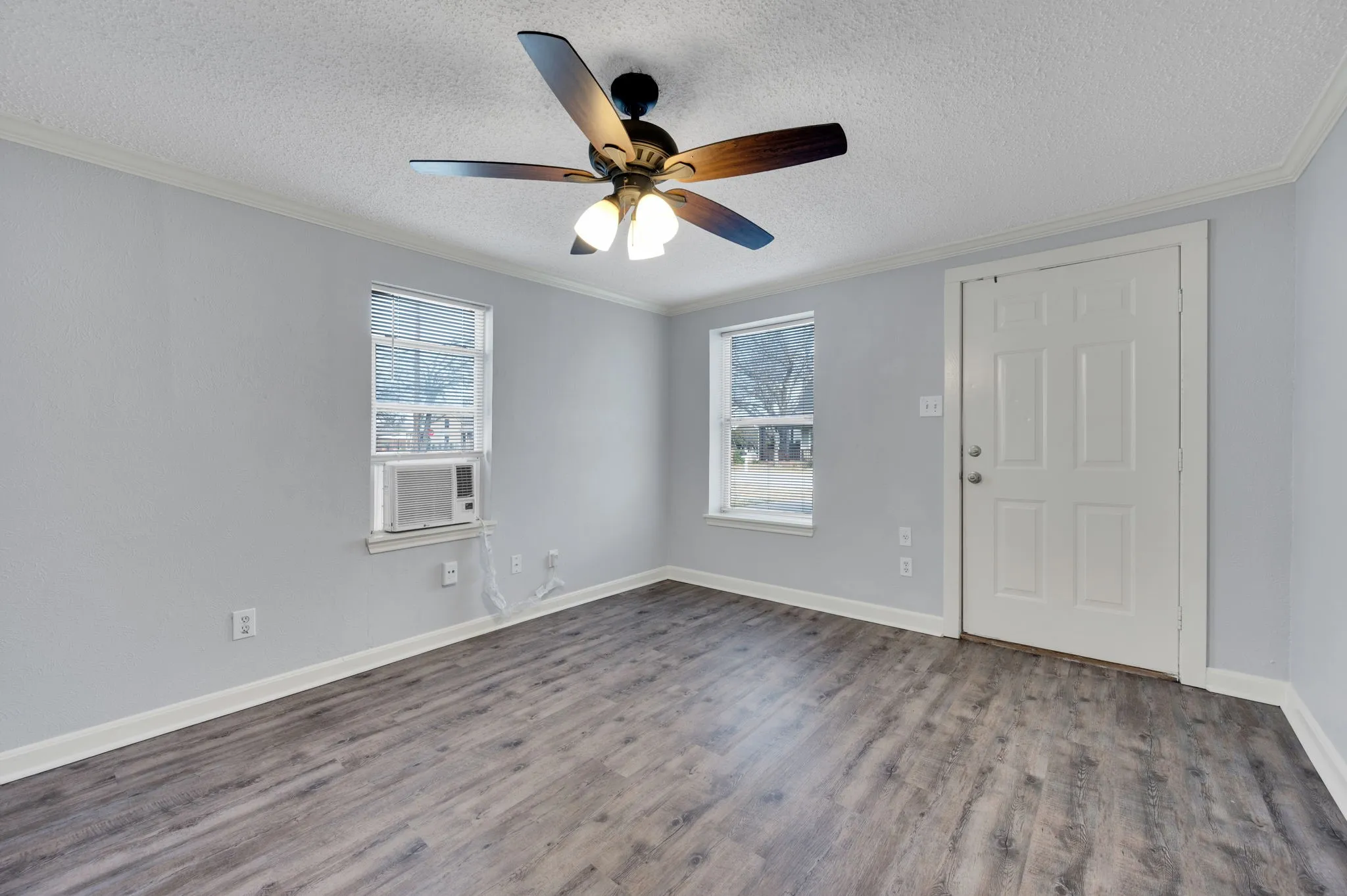 Duplex For Rent in Ellis County , 412 E Avenue F, Midlothian, Texas 76065, 1 Bedroom, 1 Bathroom, Garage spaces, 660 Sqft, built in 1920, Price $1,350, mls#21350624, Real Estate Agent in Midlothian, Homes For Rent in Ellis county, Homes For Rent in Midlothian, Realtor in Midlothian Texas, Real Estate Brokerage Independent Realty Texas, Luminita Cordes Realtor