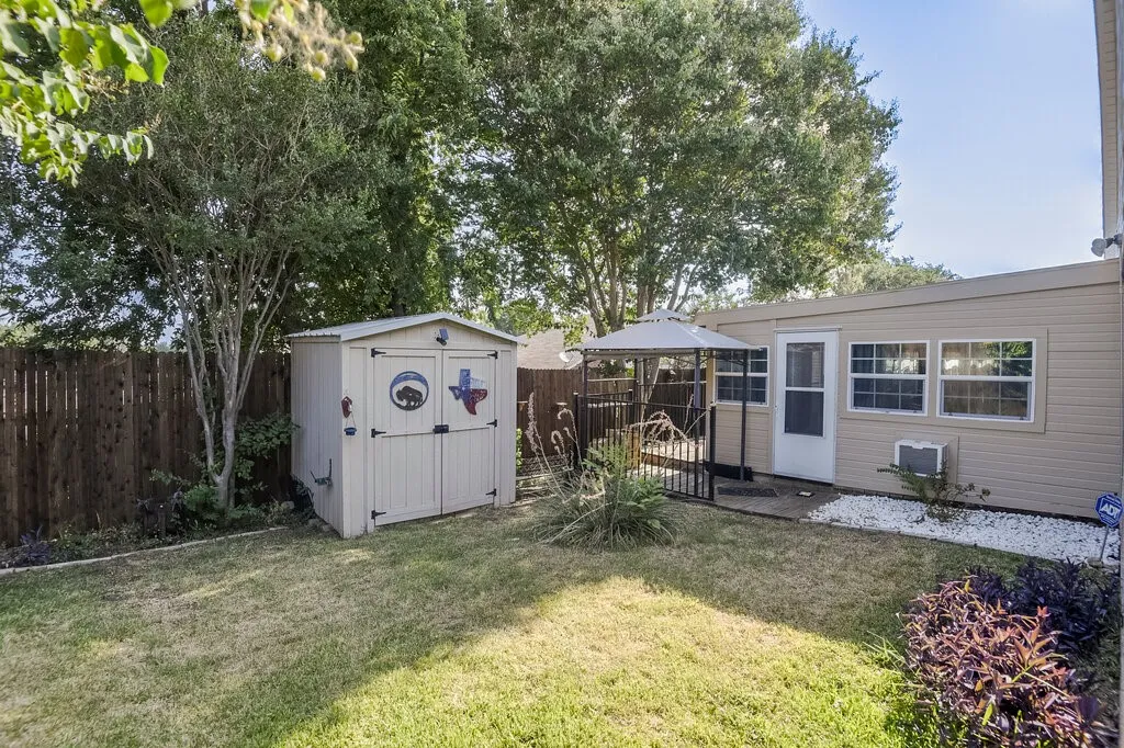 Single Family Residence For Sale in Tarrant County , 211 Faircrest Drive, Arlington, Texas 76018, 4 Bedroom, 3 Bathroom, 2 Garage spaces, 2,185 Sqft, built in 1990, mls#21347823, Real Estate Agent in Arlington, Homes For Sale in Tarrant county, Homes For Sale in Arlington, Realtor in Arlington Texas, Real Estate Brokerage Independent Realty Texas, Luminita Cordes Realtor