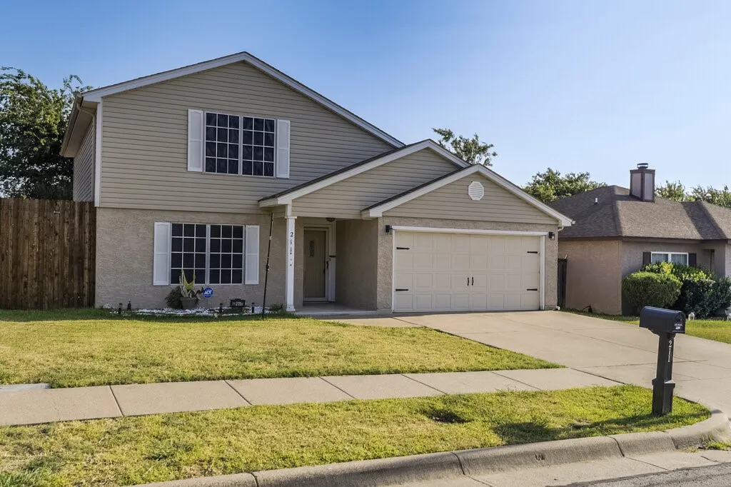 Single Family Residence For Sale in Tarrant County , 211 Faircrest Drive, Arlington, Texas 76018, 4 Bedroom, 3 Bathroom, 2 Garage spaces, 2,185 Sqft, built in 1990, mls#21347823, Real Estate Agent in Arlington, Homes For Sale in Tarrant county, Homes For Sale in Arlington, Realtor in Arlington Texas, Real Estate Brokerage Independent Realty Texas, Luminita Cordes Realtor