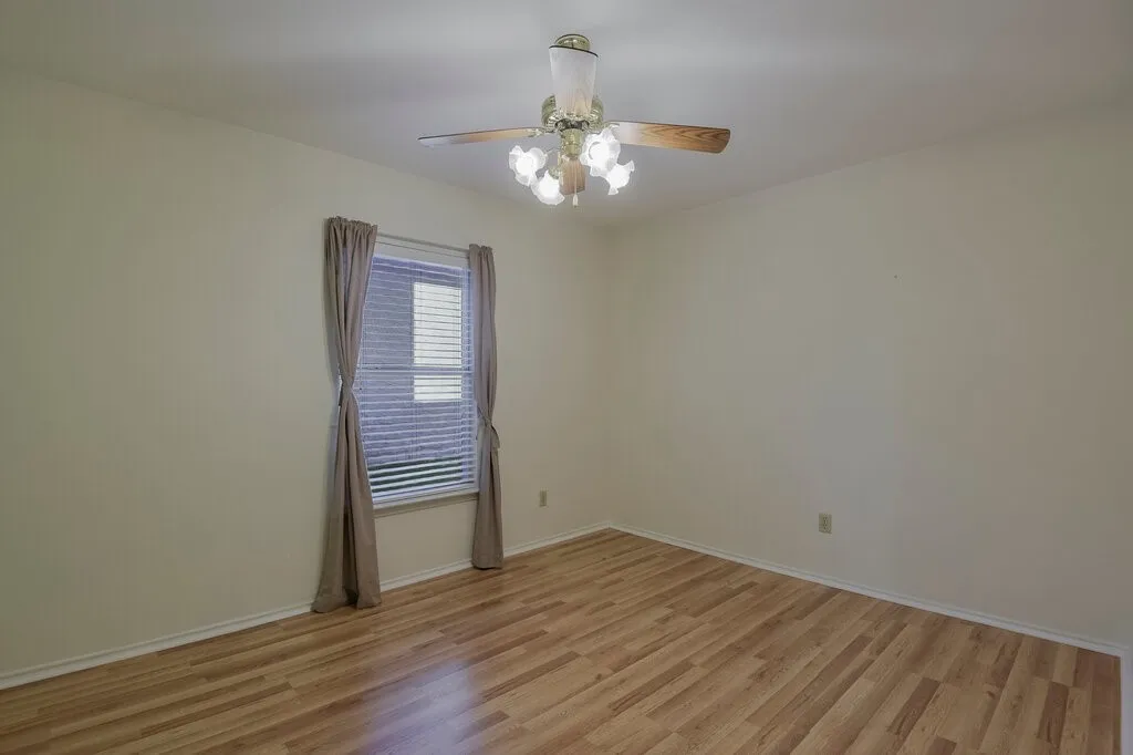 Single Family Residence For Sale in Tarrant County , 211 Faircrest Drive, Arlington, Texas 76018, 4 Bedroom, 3 Bathroom, 2 Garage spaces, 2,185 Sqft, built in 1990, mls#21347823, Real Estate Agent in Arlington, Homes For Sale in Tarrant county, Homes For Sale in Arlington, Realtor in Arlington Texas, Real Estate Brokerage Independent Realty Texas, Luminita Cordes Realtor