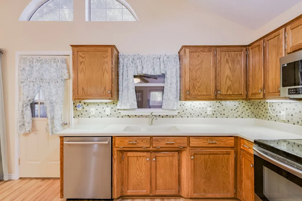 Single Family Residence For Sale in Tarrant County , 211 Faircrest Drive, Arlington, Texas 76018, 4 Bedroom, 3 Bathroom, 2 Garage spaces, 2,185 Sqft, built in 1990, mls#21347823, Real Estate Agent in Arlington, Homes For Sale in Tarrant county, Homes For Sale in Arlington, Realtor in Arlington Texas, Real Estate Brokerage Independent Realty Texas, Luminita Cordes Realtor