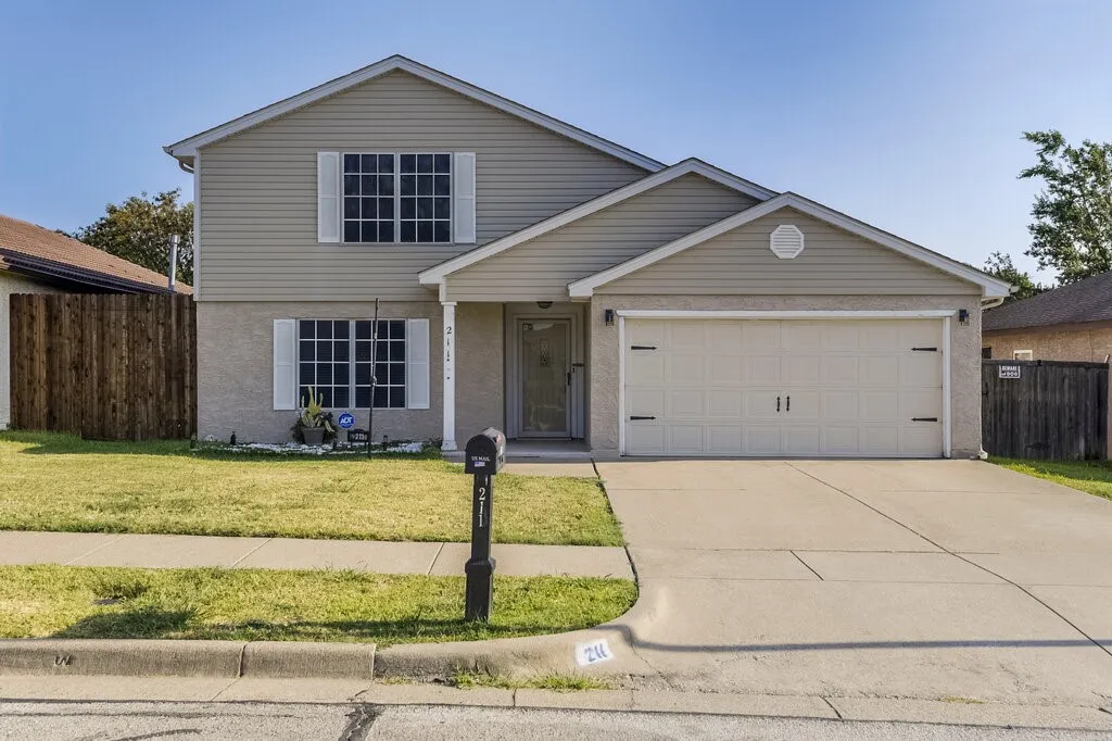 Single Family Residence For Sale in Tarrant County , 211 Faircrest Drive, Arlington, Texas 76018, 4 Bedroom, 3 Bathroom, 2 Garage spaces, 2,185 Sqft, built in 1990, mls#21347823, Real Estate Agent in Arlington, Homes For Sale in Tarrant county, Homes For Sale in Arlington, Realtor in Arlington Texas, Real Estate Brokerage Independent Realty Texas, Luminita Cordes Realtor