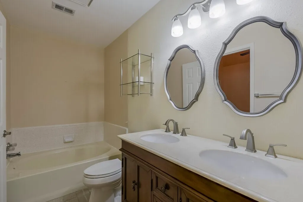 Single Family Residence For Sale in Tarrant County , 211 Faircrest Drive, Arlington, Texas 76018, 4 Bedroom, 3 Bathroom, 2 Garage spaces, 2,185 Sqft, built in 1990, mls#21347823, Real Estate Agent in Arlington, Homes For Sale in Tarrant county, Homes For Sale in Arlington, Realtor in Arlington Texas, Real Estate Brokerage Independent Realty Texas, Luminita Cordes Realtor