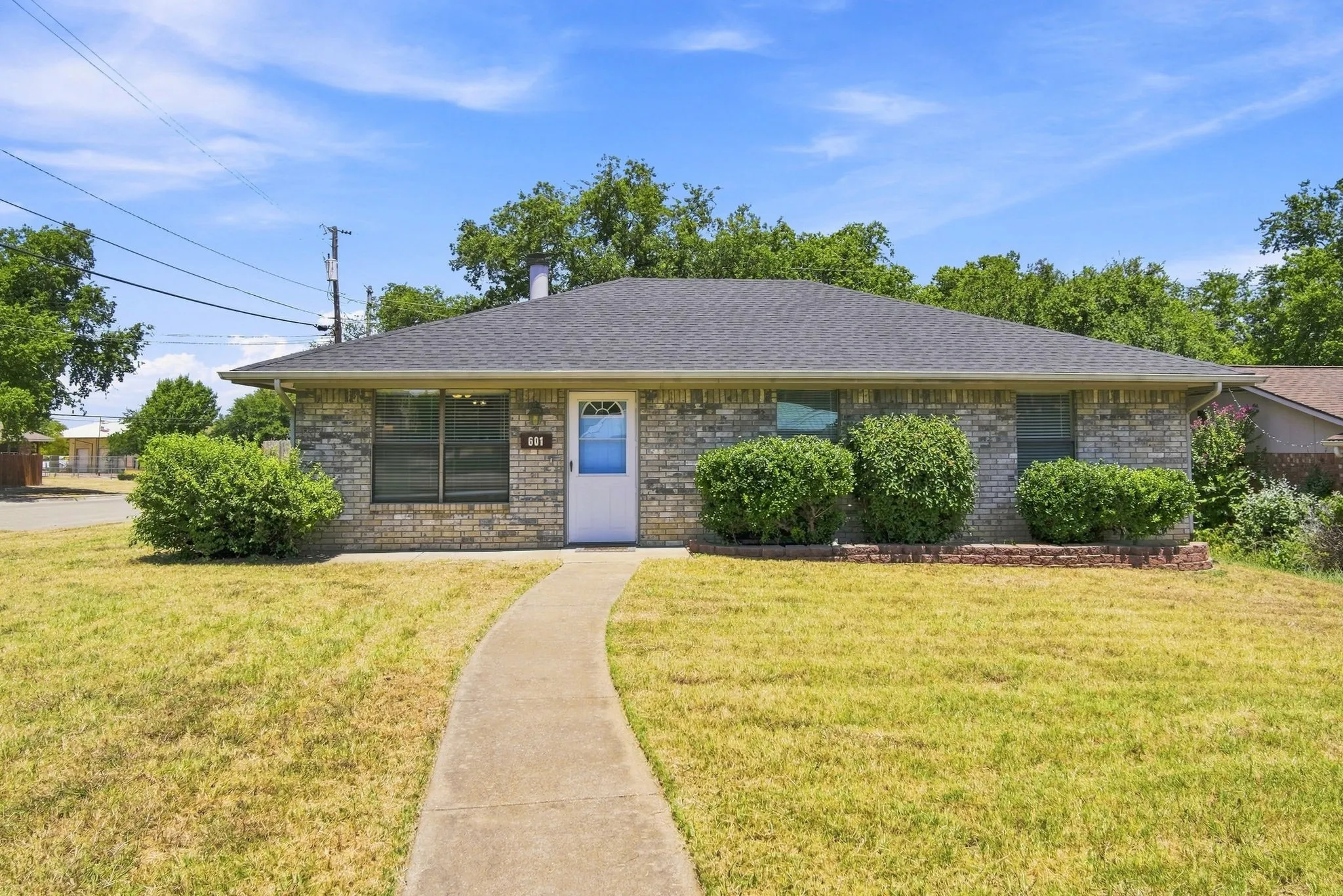 Single Family Residence For Sale in Ellis County , 601 E Avenue F, Midlothian, Texas 76065, 3 Bedroom, 2 Bathroom, Garage spaces, 1,200 Sqft, built in 1989, mls#21349388, Real Estate Agent in Midlothian, Homes For Sale in Ellis county, Homes For Sale in Midlothian, Realtor in Midlothian Texas, Real Estate Brokerage Independent Realty Texas, Luminita Cordes Realtor