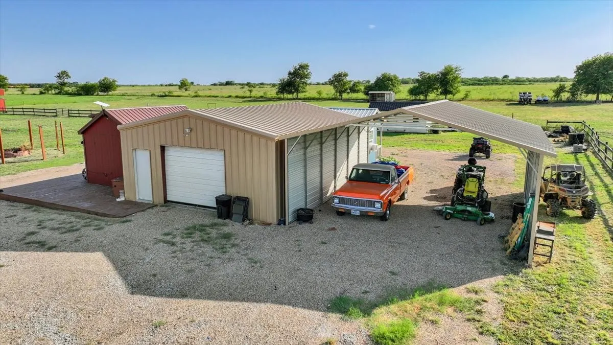 CARPORT/GARAGE/OFFICE