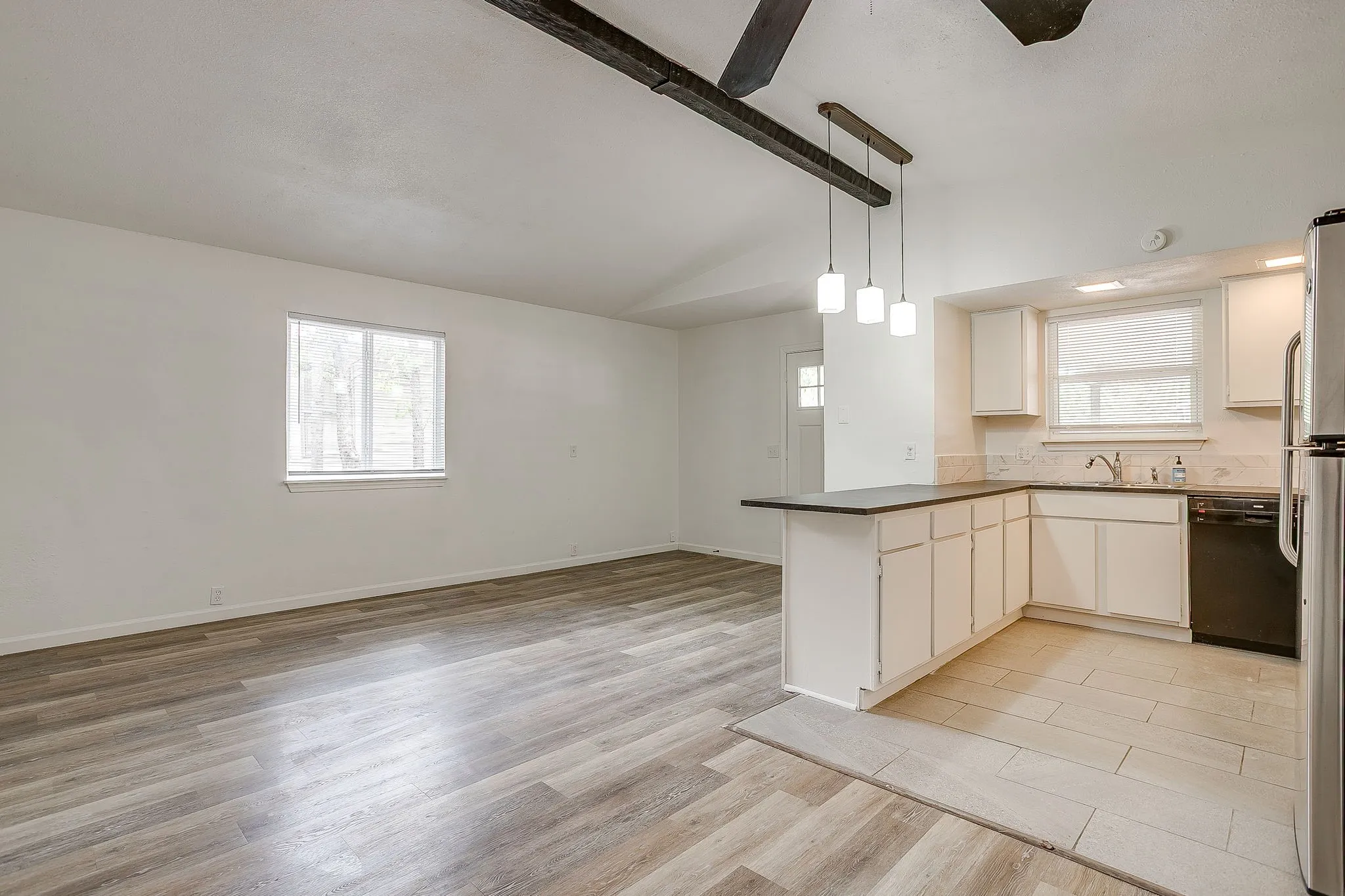 Duplex For Rent in Tarrant County , 4935 Curzon Avenue, Fort Worth, Texas 76107, 2 Bedroom, 2 Bathroom, Garage spaces, 1,780 Sqft, built in 1976, mls#21350642, Real Estate Agent in Fort Worth, Homes For Rent in Tarrant county, Homes For Rent in Fort Worth, Realtor in Fort Worth Texas, Real Estate Brokerage Independent Realty Texas, Luminita Cordes Realtor