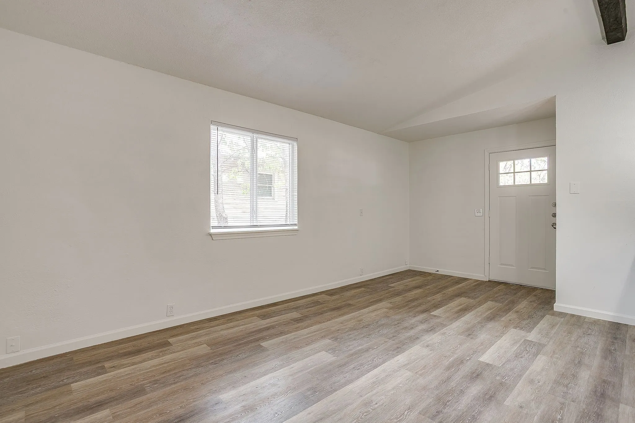 Duplex For Rent in Tarrant County , 4935 Curzon Avenue, Fort Worth, Texas 76107, 2 Bedroom, 2 Bathroom, Garage spaces, 1,780 Sqft, built in 1976, mls#21350642, Real Estate Agent in Fort Worth, Homes For Rent in Tarrant county, Homes For Rent in Fort Worth, Realtor in Fort Worth Texas, Real Estate Brokerage Independent Realty Texas, Luminita Cordes Realtor