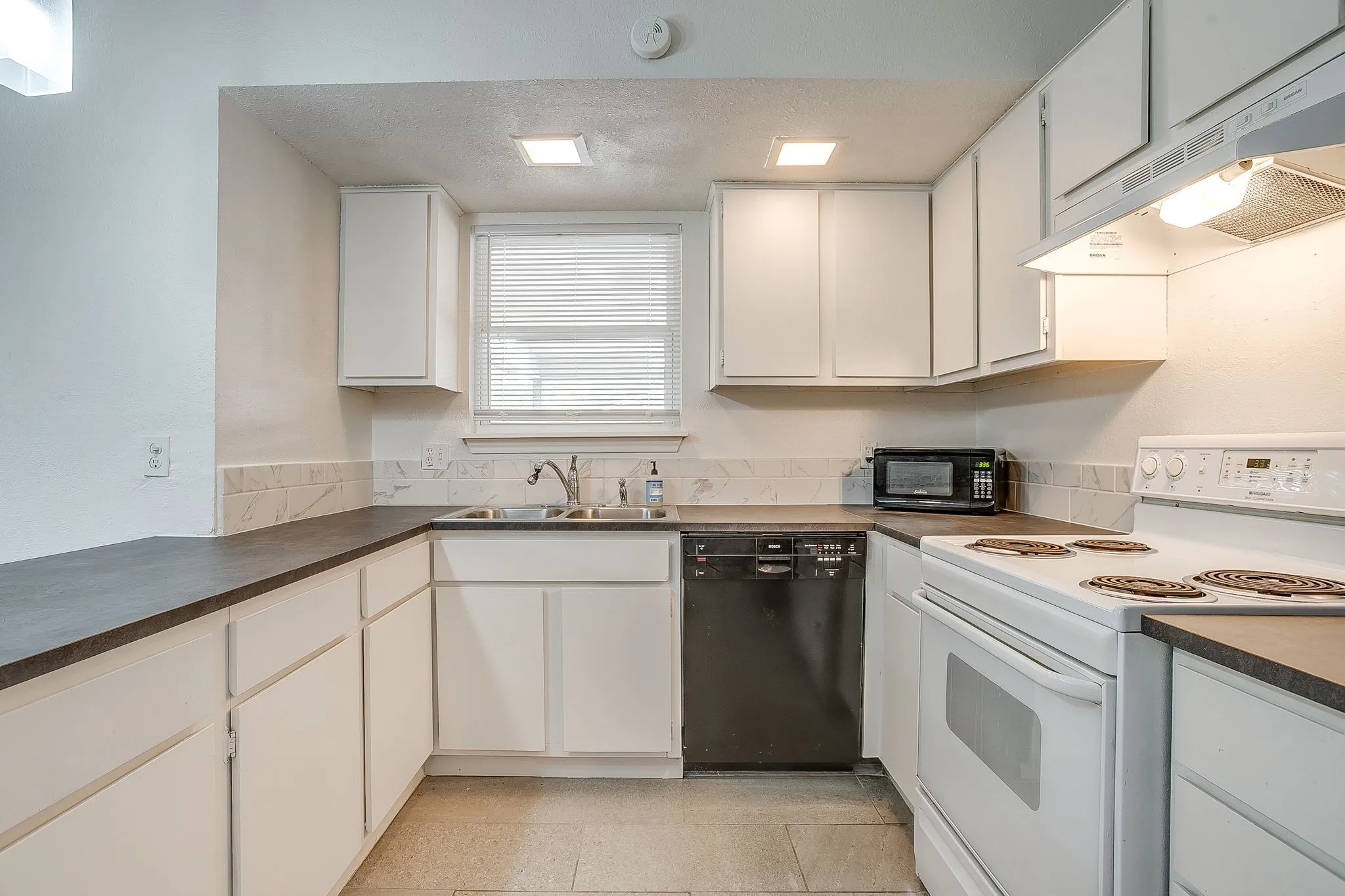 Duplex For Rent in Tarrant County , 4935 Curzon Avenue, Fort Worth, Texas 76107, 2 Bedroom, 2 Bathroom, Garage spaces, 1,780 Sqft, built in 1976, mls#21350642, Real Estate Agent in Fort Worth, Homes For Rent in Tarrant county, Homes For Rent in Fort Worth, Realtor in Fort Worth Texas, Real Estate Brokerage Independent Realty Texas, Luminita Cordes Realtor
