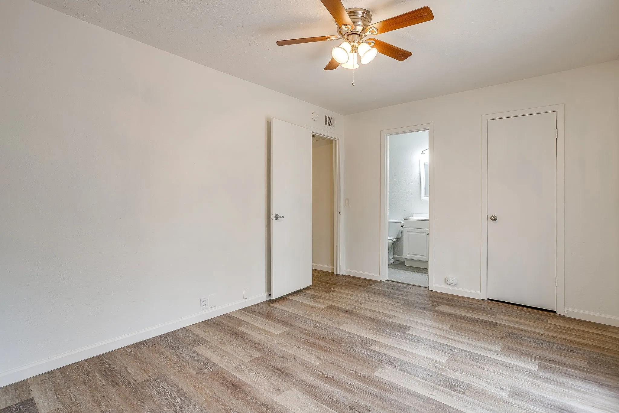 Duplex For Rent in Tarrant County , 4935 Curzon Avenue, Fort Worth, Texas 76107, 2 Bedroom, 2 Bathroom, Garage spaces, 1,780 Sqft, built in 1976, mls#21350642, Real Estate Agent in Fort Worth, Homes For Rent in Tarrant county, Homes For Rent in Fort Worth, Realtor in Fort Worth Texas, Real Estate Brokerage Independent Realty Texas, Luminita Cordes Realtor