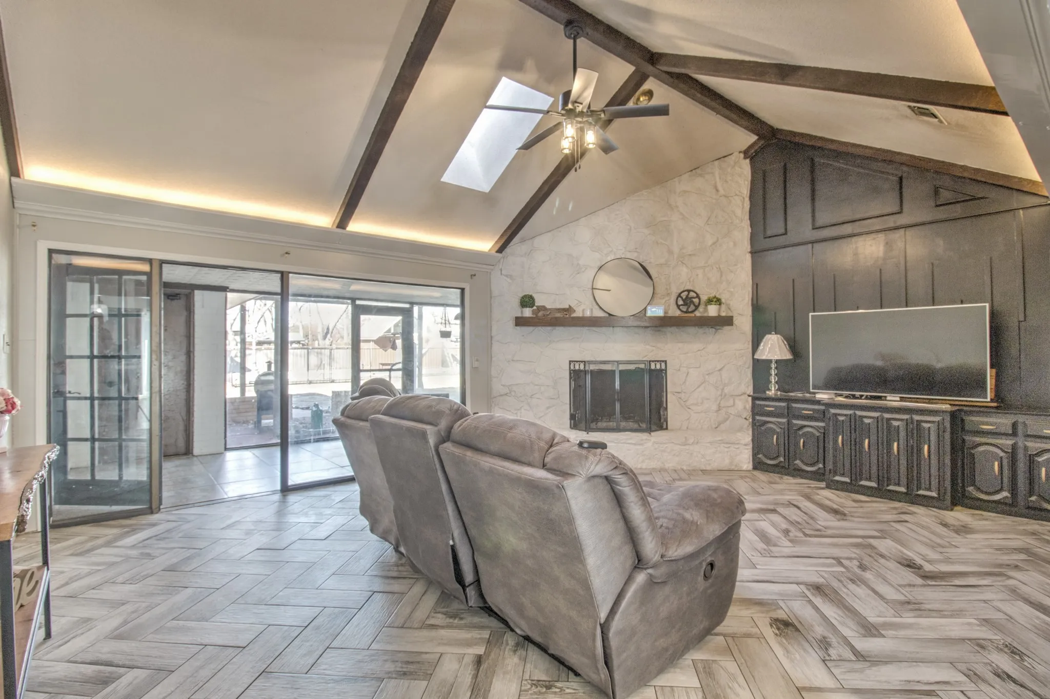 Single Family Residence For Rent in Grayson County , 2517 Nantucket Drive, Sherman, Texas 75092, 4 Bedroom, 3 Bathroom, 2 Garage spaces, 2,609 Sqft, built in 1975, mls#21350643, Real Estate Agent in Sherman, Homes For Rent in Grayson county, Homes For Rent in Sherman, Realtor in Sherman Texas, Real Estate Brokerage Independent Realty Texas, Luminita Cordes Realtor