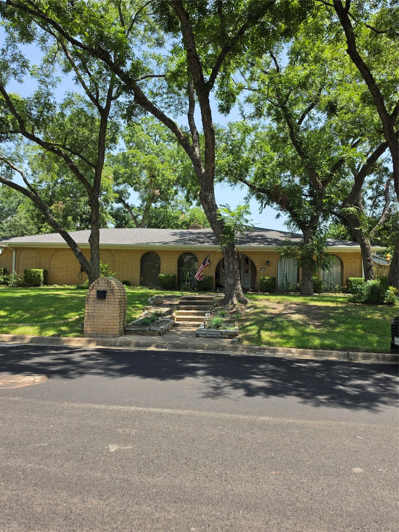 Single Family Residence For Rent in Grayson County , 2517 Nantucket Drive, Sherman, Texas 75092, 4 Bedroom, 3 Bathroom, 2 Garage spaces, 2,609 Sqft, built in 1975, mls#21350643, Real Estate Agent in Sherman, Homes For Rent in Grayson county, Homes For Rent in Sherman, Realtor in Sherman Texas, Real Estate Brokerage Independent Realty Texas, Luminita Cordes Realtor