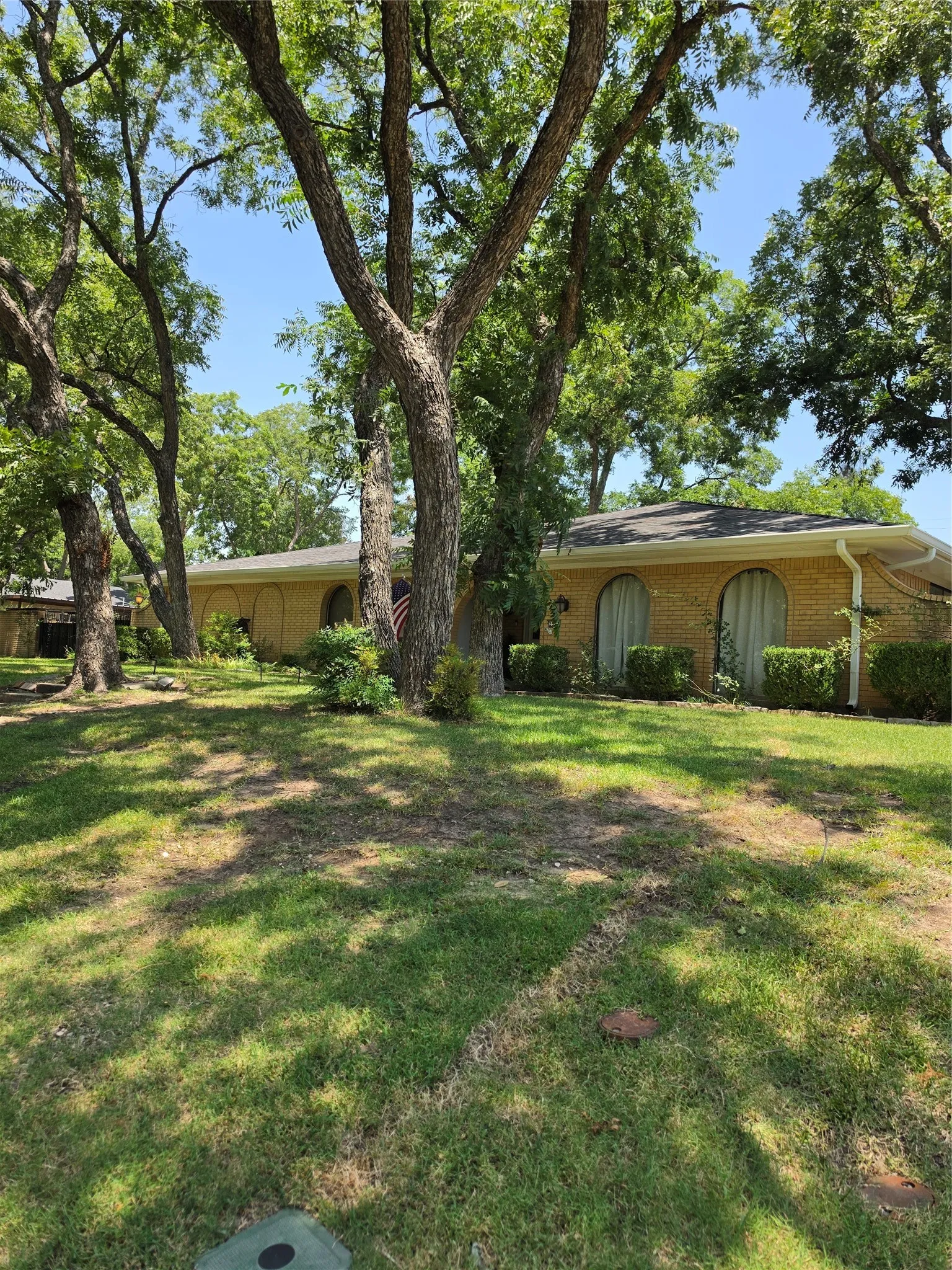 Single Family Residence For Rent in Grayson County , 2517 Nantucket Drive, Sherman, Texas 75092, 4 Bedroom, 3 Bathroom, 2 Garage spaces, 2,609 Sqft, built in 1975, mls#21350643, Real Estate Agent in Sherman, Homes For Rent in Grayson county, Homes For Rent in Sherman, Realtor in Sherman Texas, Real Estate Brokerage Independent Realty Texas, Luminita Cordes Realtor