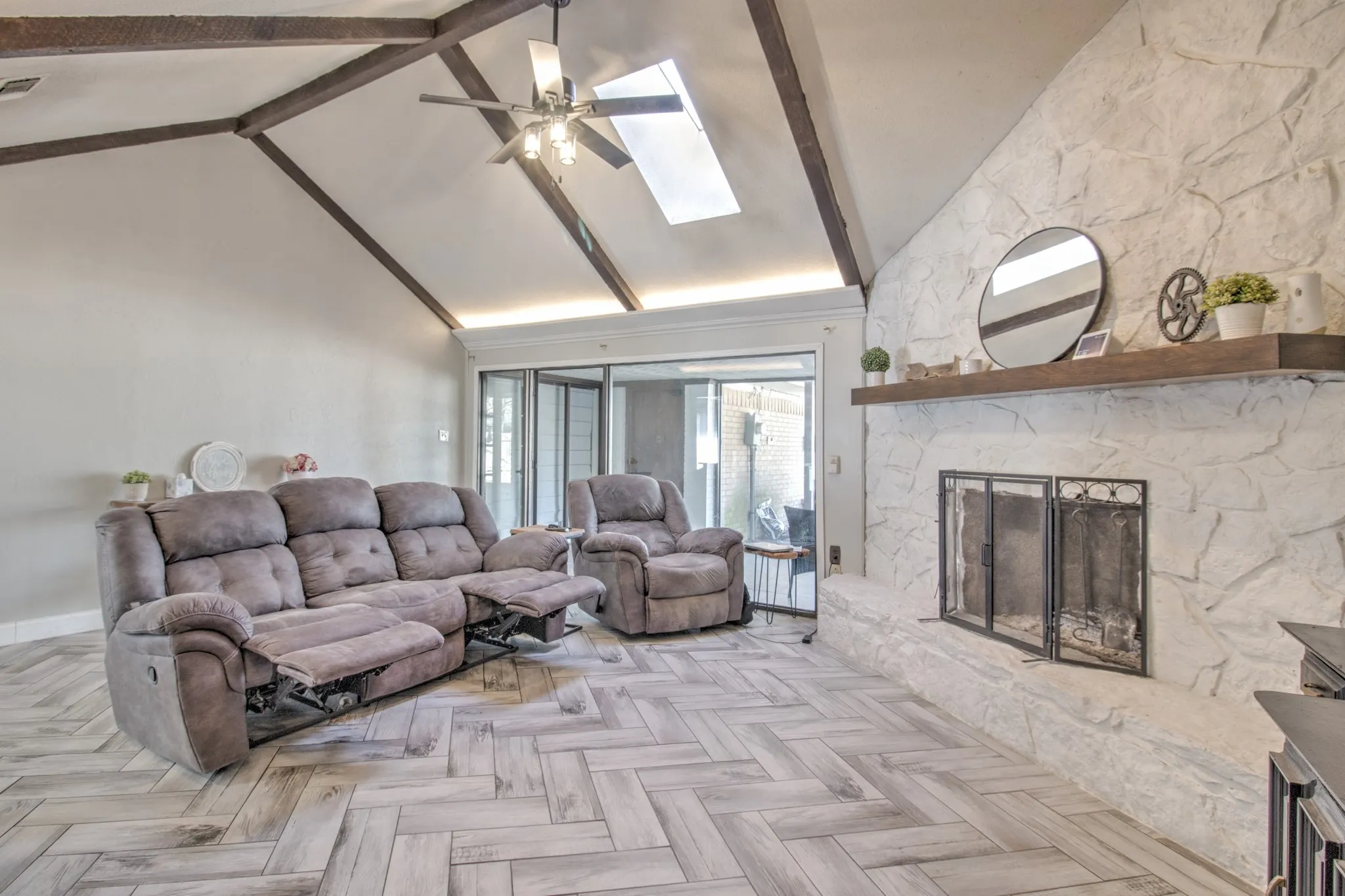 Single Family Residence For Rent in Grayson County , 2517 Nantucket Drive, Sherman, Texas 75092, 4 Bedroom, 3 Bathroom, 2 Garage spaces, 2,609 Sqft, built in 1975, mls#21350643, Real Estate Agent in Sherman, Homes For Rent in Grayson county, Homes For Rent in Sherman, Realtor in Sherman Texas, Real Estate Brokerage Independent Realty Texas, Luminita Cordes Realtor