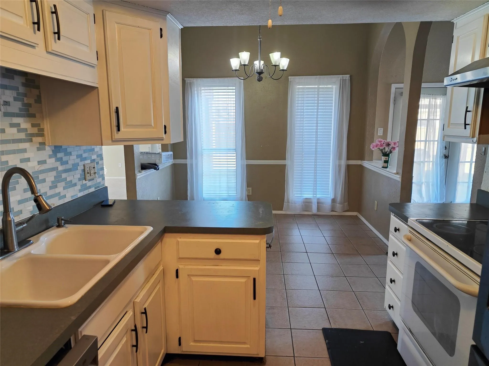 Single Family Residence For Rent in Dallas County , 2513 Crown Circle, Garland, Texas 75044, 3 Bedroom, 2 Bathroom, 2 Garage spaces, 1,589 Sqft, built in 1981, mls#21350651, Real Estate Agent in Garland, Homes For Rent in Dallas county, Homes For Rent in Garland, Realtor in Garland Texas, Real Estate Brokerage Independent Realty Texas, Luminita Cordes Realtor