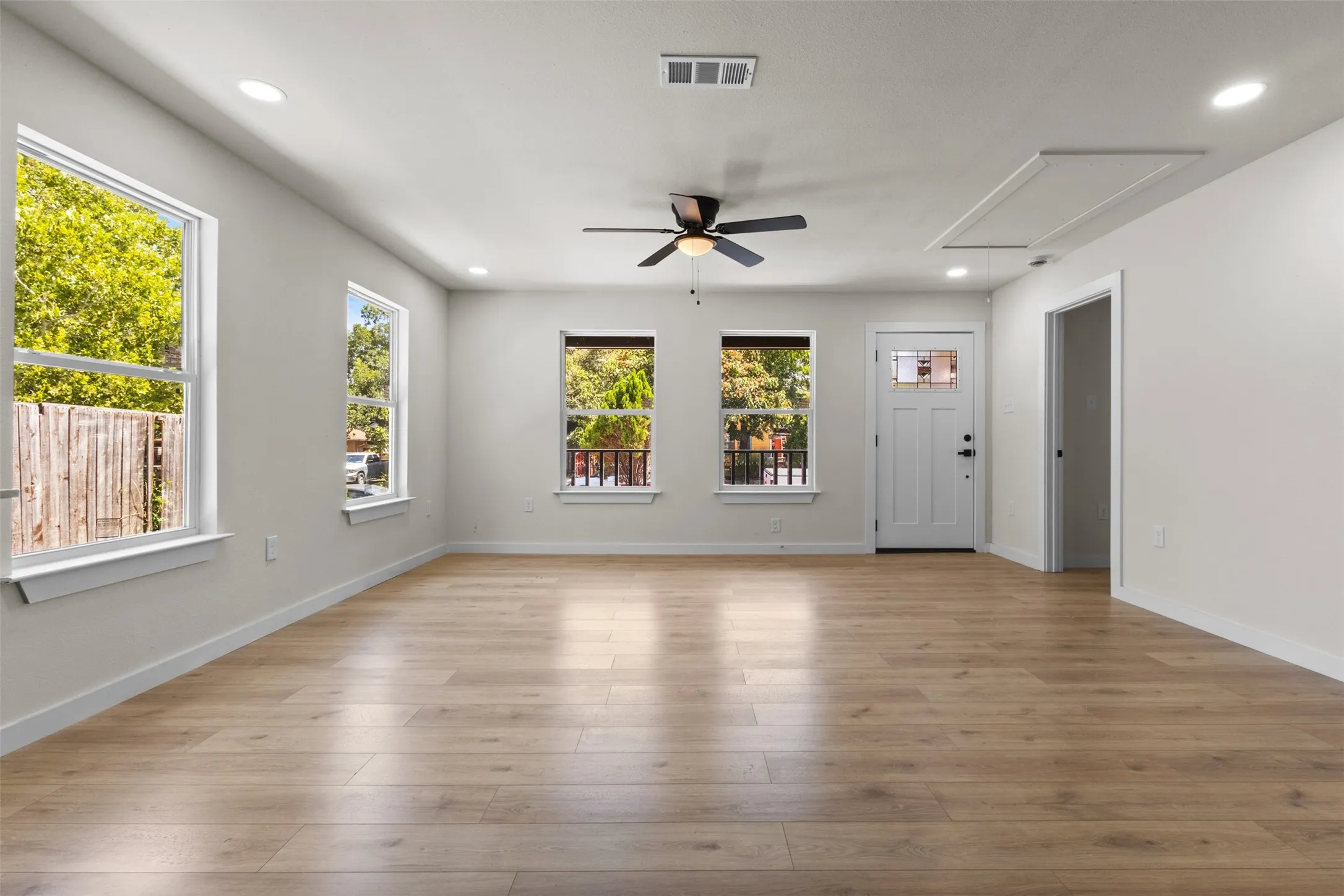 Single Family Residence For Sale in Dallas County , 2827 Wilton Avenue, Dallas, Texas 75211, 4 Bedroom, 2 Bathroom, Garage spaces, 1,527 Sqft, built in 1952, mls#21322618, Real Estate Agent in Dallas, Homes For Sale in Dallas county, Homes For Sale in Dallas, Realtor in Dallas Texas, Real Estate Brokerage Independent Realty Texas, Luminita Cordes Realtor