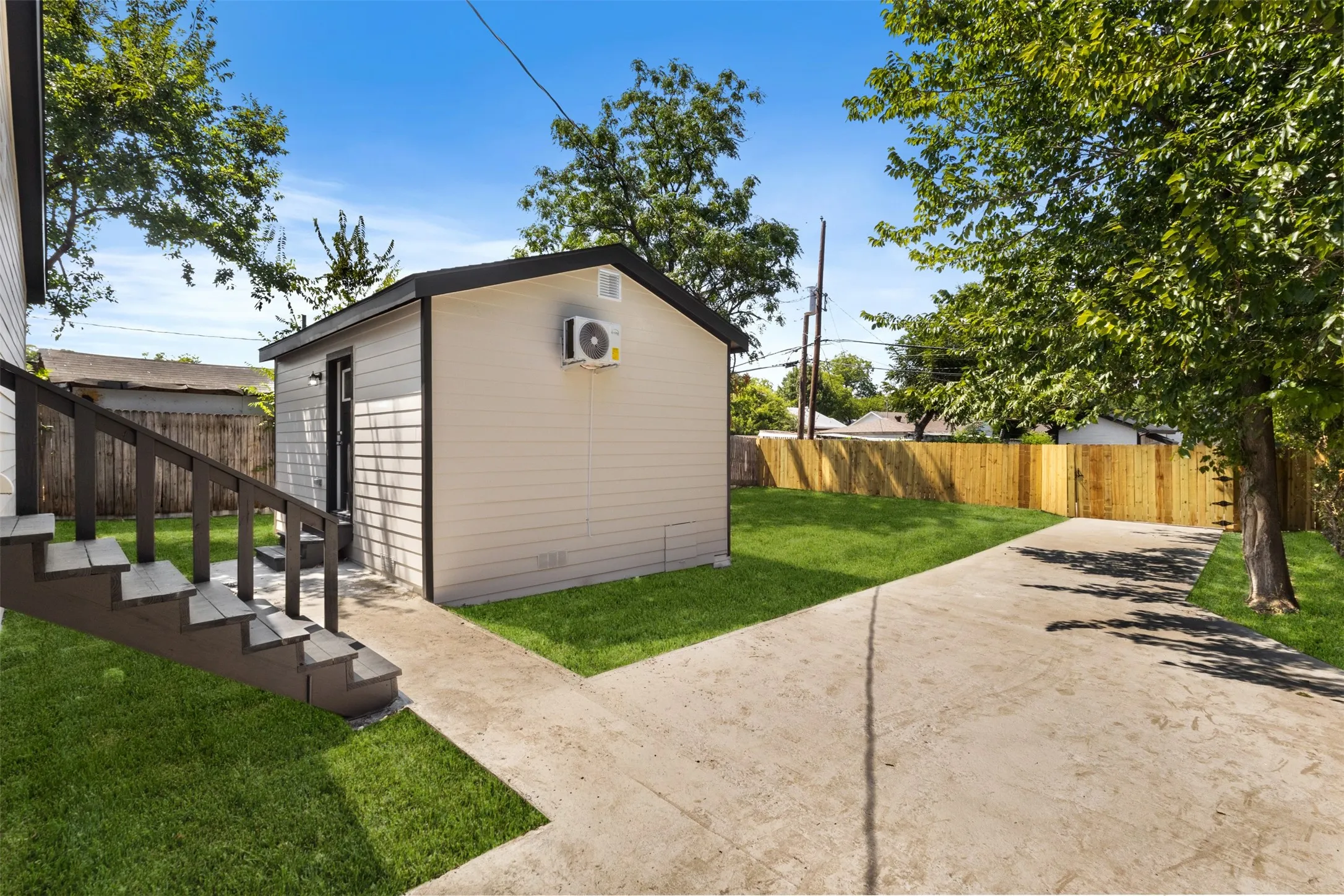 Single Family Residence For Sale in Dallas County , 2827 Wilton Avenue, Dallas, Texas 75211, 4 Bedroom, 2 Bathroom, Garage spaces, 1,527 Sqft, built in 1952, mls#21322618, Real Estate Agent in Dallas, Homes For Sale in Dallas county, Homes For Sale in Dallas, Realtor in Dallas Texas, Real Estate Brokerage Independent Realty Texas, Luminita Cordes Realtor