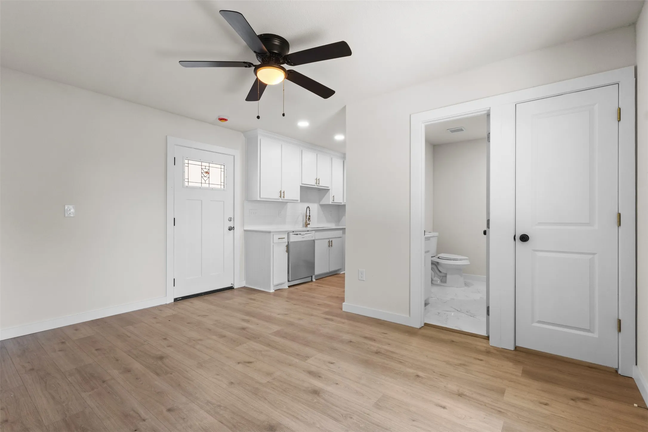 Single Family Residence For Sale in Dallas County , 2827 Wilton Avenue, Dallas, Texas 75211, 4 Bedroom, 2 Bathroom, Garage spaces, 1,527 Sqft, built in 1952, mls#21322618, Real Estate Agent in Dallas, Homes For Sale in Dallas county, Homes For Sale in Dallas, Realtor in Dallas Texas, Real Estate Brokerage Independent Realty Texas, Luminita Cordes Realtor