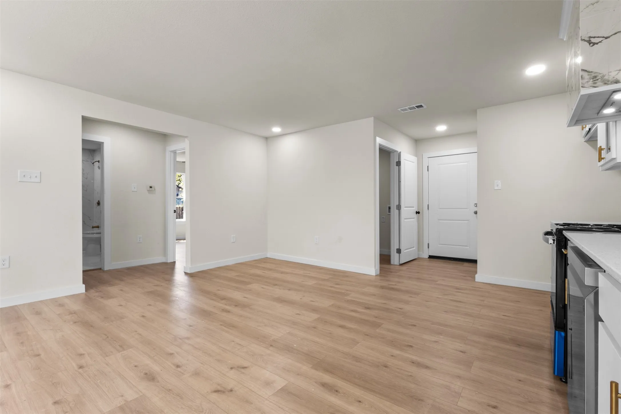 Single Family Residence For Sale in Dallas County , 2827 Wilton Avenue, Dallas, Texas 75211, 4 Bedroom, 2 Bathroom, Garage spaces, 1,527 Sqft, built in 1952, mls#21322618, Real Estate Agent in Dallas, Homes For Sale in Dallas county, Homes For Sale in Dallas, Realtor in Dallas Texas, Real Estate Brokerage Independent Realty Texas, Luminita Cordes Realtor