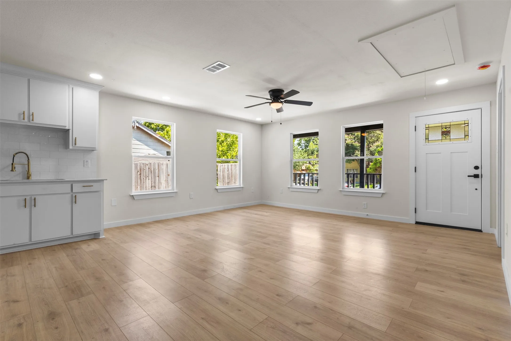 Single Family Residence For Sale in Dallas County , 2827 Wilton Avenue, Dallas, Texas 75211, 4 Bedroom, 2 Bathroom, Garage spaces, 1,527 Sqft, built in 1952, mls#21322618, Real Estate Agent in Dallas, Homes For Sale in Dallas county, Homes For Sale in Dallas, Realtor in Dallas Texas, Real Estate Brokerage Independent Realty Texas, Luminita Cordes Realtor