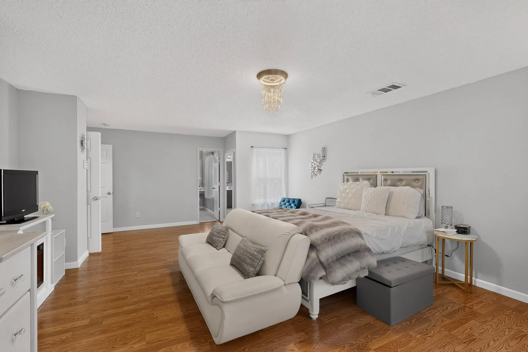 Single Family Residence For Sale in Dallas County , 5403 Maverick Drive, Grand Prairie, Texas 75052, 3 Bedroom, 3 Bathroom, 2 Garage spaces, 2,383 Sqft, built in 2004, mls#21347579, Real Estate Agent in Grand Prairie, Homes For Sale in Dallas county, Homes For Sale in Grand Prairie, Realtor in Grand Prairie Texas, Real Estate Brokerage Independent Realty Texas, Luminita Cordes Realtor