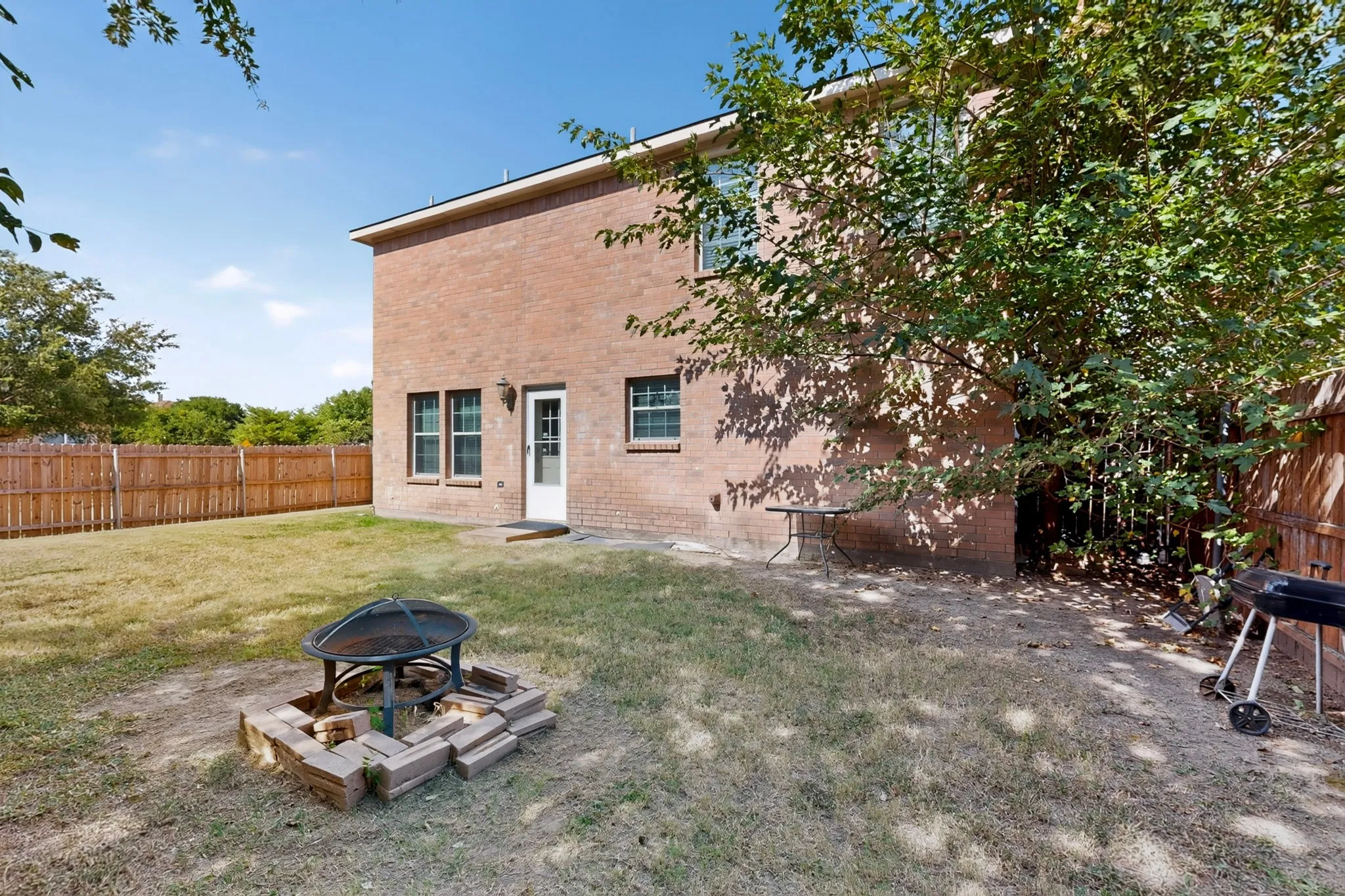 Single Family Residence For Sale in Dallas County , 5403 Maverick Drive, Grand Prairie, Texas 75052, 3 Bedroom, 3 Bathroom, 2 Garage spaces, 2,383 Sqft, built in 2004, mls#21347579, Real Estate Agent in Grand Prairie, Homes For Sale in Dallas county, Homes For Sale in Grand Prairie, Realtor in Grand Prairie Texas, Real Estate Brokerage Independent Realty Texas, Luminita Cordes Realtor
